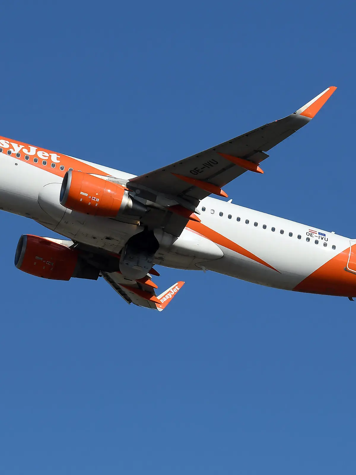 ARCHIV - 11.10.2021, Italien, Rom: Ein Airbus A320 EasyJet (A320-214) hebt am Leonardo da Vinci International Airport ab. (zu dpa: «Easyjet will weitere 56 Airbus-Jets kaufen») Foto: Massimo Insabato/Mondadori Portfolio via ZUMA/dpa +++ dpa-Bildfunk +++
