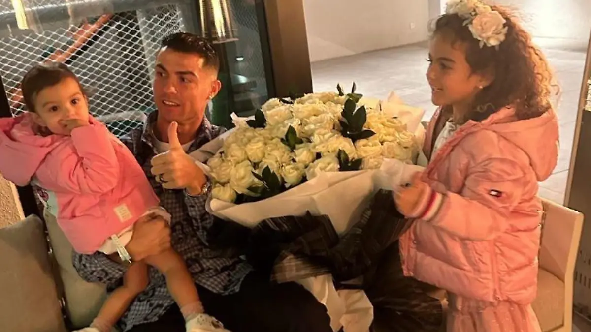 Cristiano Ronaldo mit seinen Töchtern an seinem 39. Geburtstag