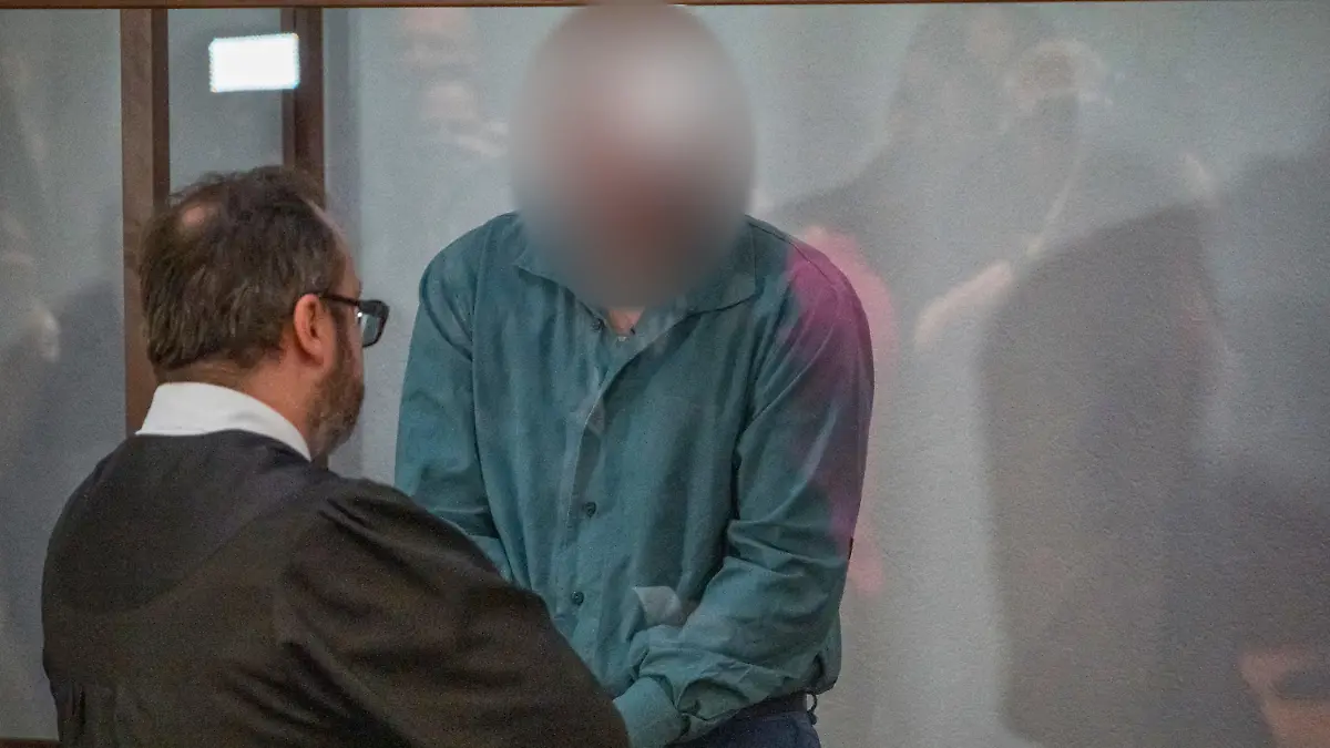 01.02.2024, Bayern, Hof: Der Rechtsanwalt des Angeklagten bespricht sich mit seinem Mandanten (r). Der Tod eines zehnjährigen Mädchens in einem Kinderheim in Oberfranken hat im Frühjahr 2023 weit über die Region hinaus Entsetzen ausgelöst. Nun hat vor dem Landgericht Hof der Prozess gegen einen 25-Jährigen wegen Vergewaltigung begonnen. Foto: Daniel Vogl/dpa - ACHTUNG: Person(en) wurde(n) aus rechtlichen Gründen gepixelt +++ dpa-Bildfunk +++