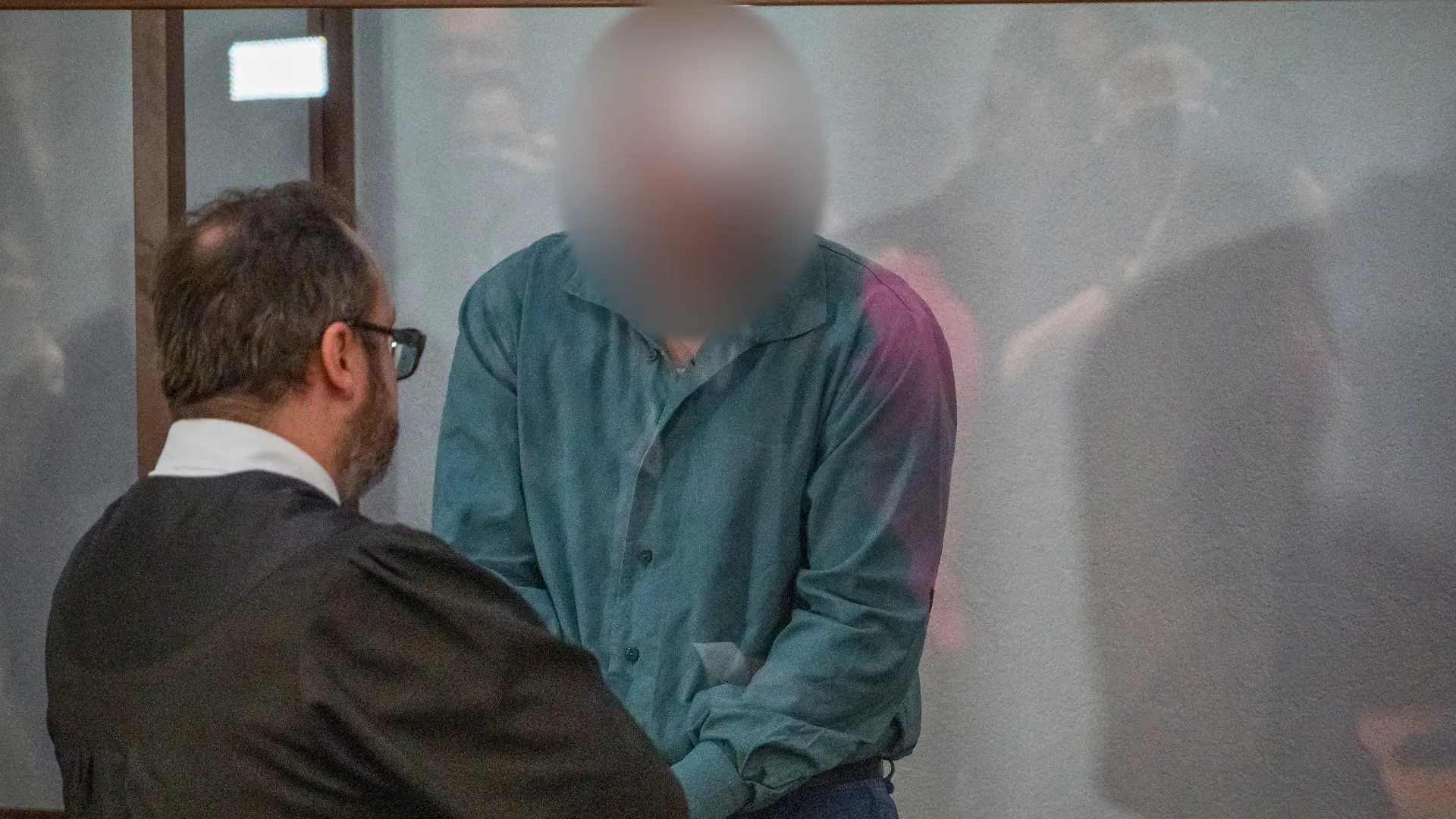01.02.2024, Bayern, Hof: Der Rechtsanwalt des Angeklagten bespricht sich mit seinem Mandanten (r). Der Tod eines zehnjährigen Mädchens in einem Kinderheim in Oberfranken hat im Frühjahr 2023 weit über die Region hinaus Entsetzen ausgelöst. Nun hat vor dem Landgericht Hof der Prozess gegen einen 25-Jährigen wegen Vergewaltigung begonnen. Foto: Daniel Vogl/dpa - ACHTUNG: Person(en) wurde(n) aus rechtlichen Gründen gepixelt +++ dpa-Bildfunk +++