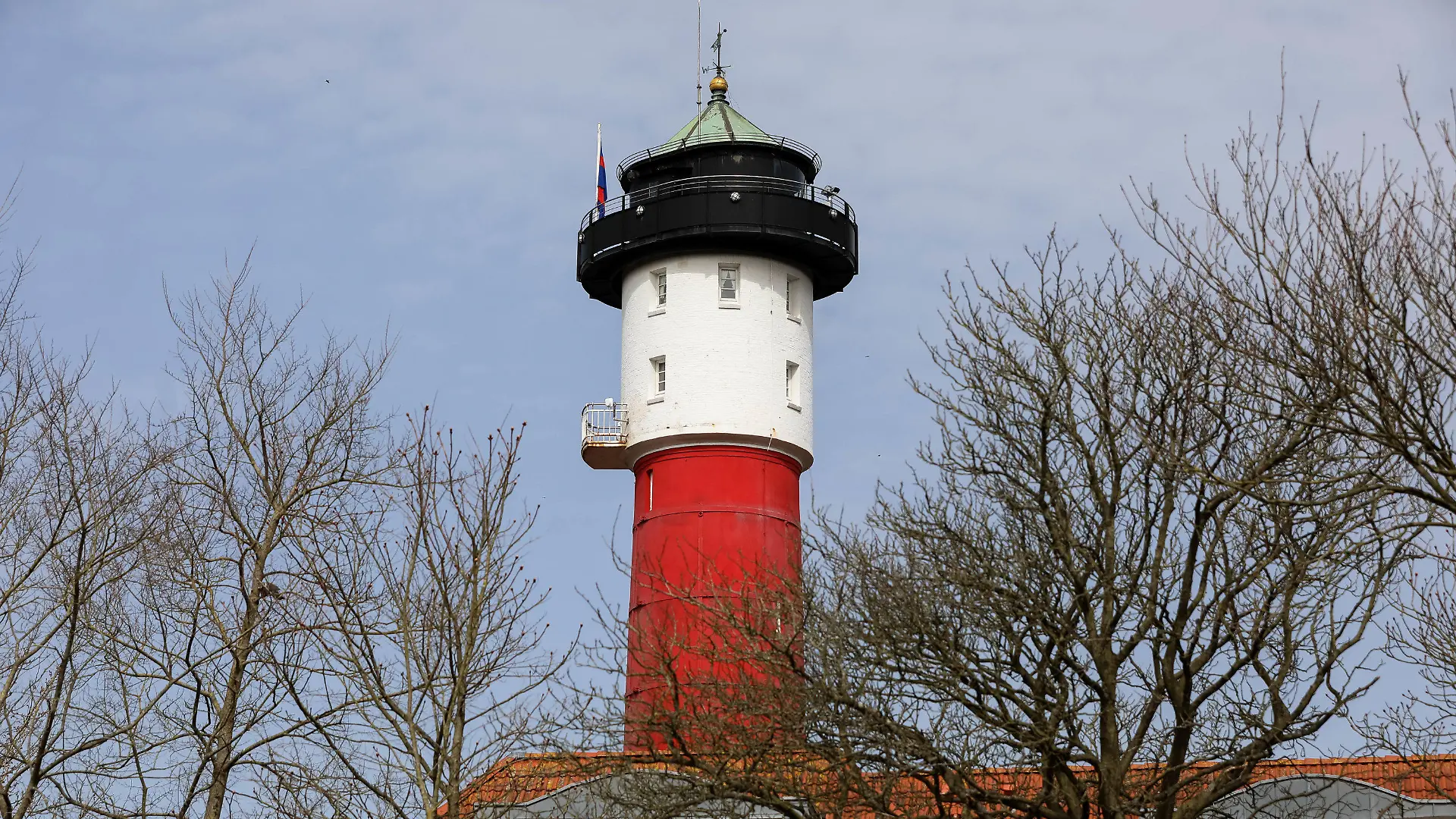 ARCHIV - 08.04.2018, Niedersachsen, Wangerooge: 08.04.2018, Niedersachsen, Wangerooge: Ein Blick auf den alten Leuchtturm der Insel. (zu dpa: «Arbeitsplatz mit Ausblick: Wangerooge sucht neuen Leuchtturmwärter») Foto: Mohssen Assanimoghaddam/dpa +++ dpa-Bildfunk +++
