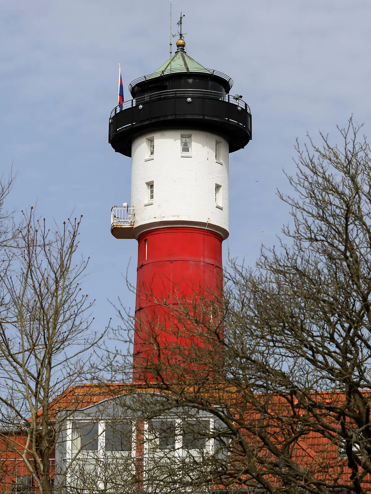 ARCHIV - 08.04.2018, Niedersachsen, Wangerooge: 08.04.2018, Niedersachsen, Wangerooge: Ein Blick auf den alten Leuchtturm der Insel. (zu dpa: «Arbeitsplatz mit Ausblick: Wangerooge sucht neuen Leuchtturmwärter») Foto: Mohssen Assanimoghaddam/dpa +++ dpa-Bildfunk +++