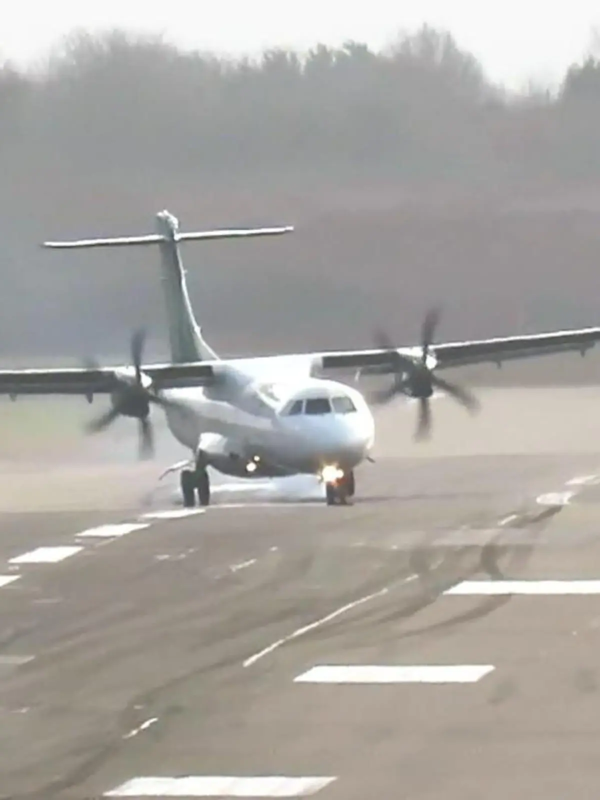 So eine Landung wollen wohl nicht viele Menschen erleben. 

Heftige Winde auf dem Flughafen Birmingham sorgten dafür, dass die Maschinen in ordentlich Schieflage gerieten. Doch die Piloten brachten alle Flugzeuge sicher auf den Boden. Die Passagiere werden sicherlich froh gewesen sein, dass sie nach dieser Horrorlandung wieder auf festem Boden stehen konnten. 

Die Landungen seht ihr im Video.