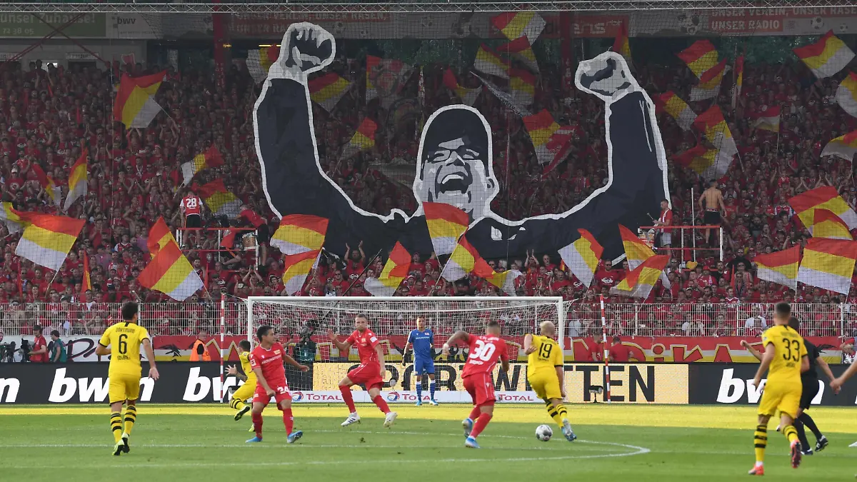 Sport Bilder des Tages Fussball, Herren, Saison 2019/2020, 1. Bundesliga, 1. FC Union Berlin - Borussia Dortmund, Fans von Union zeigen den jubelnden Trainer Urs Fischer 1. FC Union Berlin, 31.08. 2019, *** Soccer, Men, season 2019 2020, 1 Bundesliga, 1 FC Union Berlin Borussia Dortmund, fans of Union show the cheering coach Urs Fischer 1 FC Union Berlin , 31 08 2019, Copyright: xMatthiasxKochx