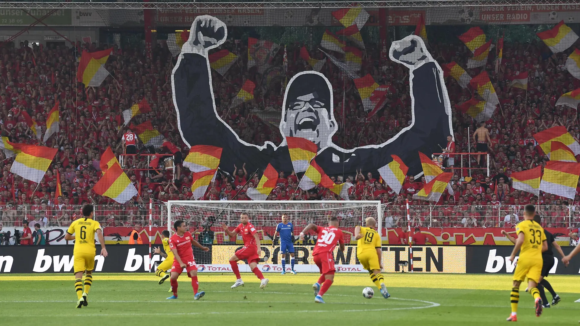 Sport Bilder des Tages Fussball, Herren, Saison 2019/2020, 1. Bundesliga, 1. FC Union Berlin - Borussia Dortmund, Fans von Union zeigen den jubelnden Trainer Urs Fischer 1. FC Union Berlin, 31.08. 2019, *** Soccer, Men, season 2019 2020, 1 Bundesliga, 1 FC Union Berlin Borussia Dortmund, fans of Union show the cheering coach Urs Fischer 1 FC Union Berlin , 31 08 2019, Copyright: xMatthiasxKochx