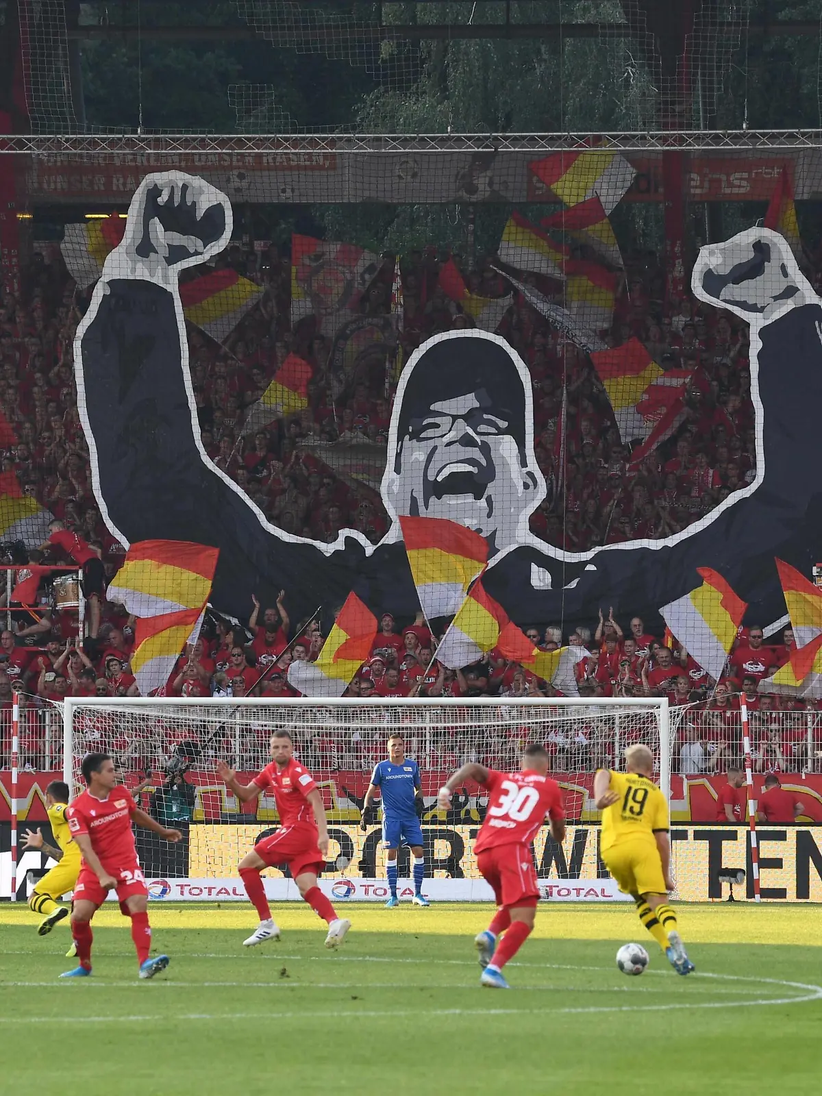 Sport Bilder des Tages Fussball, Herren, Saison 2019/2020, 1. Bundesliga, 1. FC Union Berlin - Borussia Dortmund, Fans von Union zeigen den jubelnden Trainer Urs Fischer 1. FC Union Berlin, 31.08. 2019, *** Soccer, Men, season 2019 2020, 1 Bundesliga, 1 FC Union Berlin Borussia Dortmund, fans of Union show the cheering coach Urs Fischer 1 FC Union Berlin , 31 08 2019, Copyright: xMatthiasxKochx