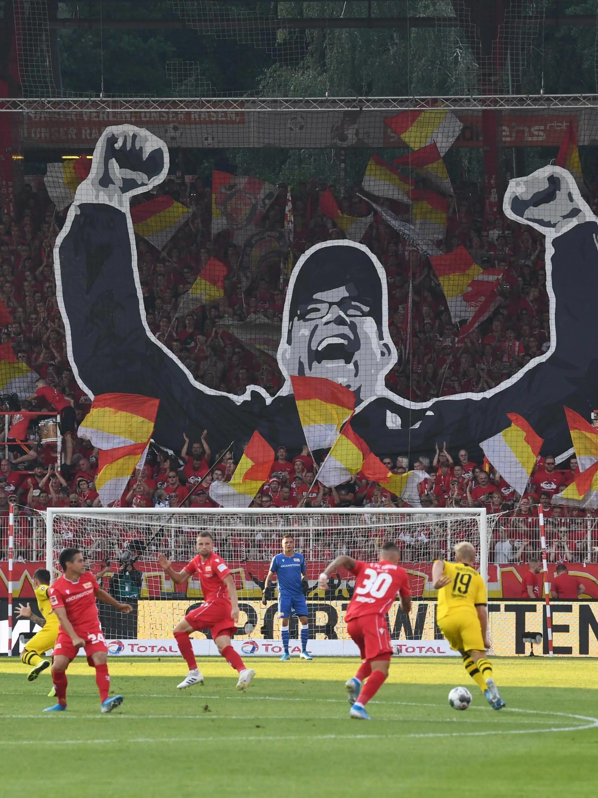 Sport Bilder des Tages Fussball, Herren, Saison 2019/2020, 1. Bundesliga, 1. FC Union Berlin - Borussia Dortmund, Fans von Union zeigen den jubelnden Trainer Urs Fischer 1. FC Union Berlin, 31.08. 2019, *** Soccer, Men, season 2019 2020, 1 Bundesliga, 1 FC Union Berlin Borussia Dortmund, fans of Union show the cheering coach Urs Fischer 1 FC Union Berlin , 31 08 2019, Copyright: xMatthiasxKochx