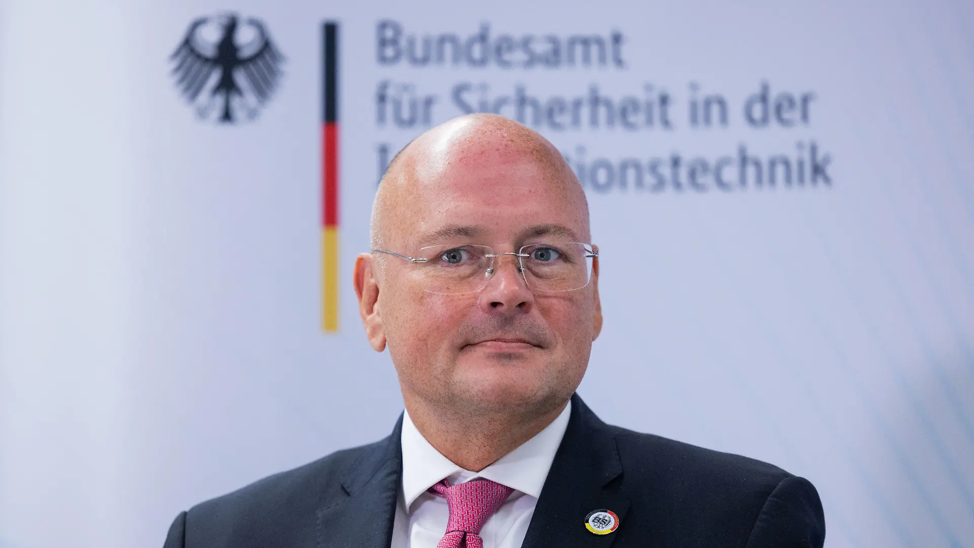 ARCHIV - 08.08.2022, Nordrhein-Westfalen, Bonn: Arne Schönbohm, Präsident des Bundesamtes für Sicherheit in der Informationstechnik (BSI), steht bei einem Besuch der Bundesinnenministerin. Bundesinnenministerin Faeser (SPD) will den Präsidenten des BSI, Arne Schönbohm, Medienberichten zufolge abberufen. Das berichten «Bild» und das «Handelsblatt» unter Berufung auf Regierungskreise. Foto: Rolf Vennenbernd/dpa +++ dpa-Bildfunk +++