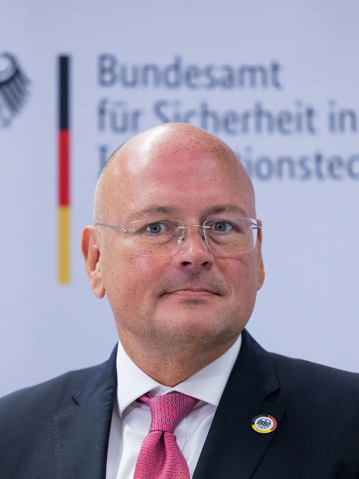 ARCHIV - 08.08.2022, Nordrhein-Westfalen, Bonn: Arne Schönbohm, Präsident des Bundesamtes für Sicherheit in der Informationstechnik (BSI), steht bei einem Besuch der Bundesinnenministerin. Bundesinnenministerin Faeser (SPD) will den Präsidenten des BSI, Arne Schönbohm, Medienberichten zufolge abberufen. Das berichten «Bild» und das «Handelsblatt» unter Berufung auf Regierungskreise. Foto: Rolf Vennenbernd/dpa +++ dpa-Bildfunk +++