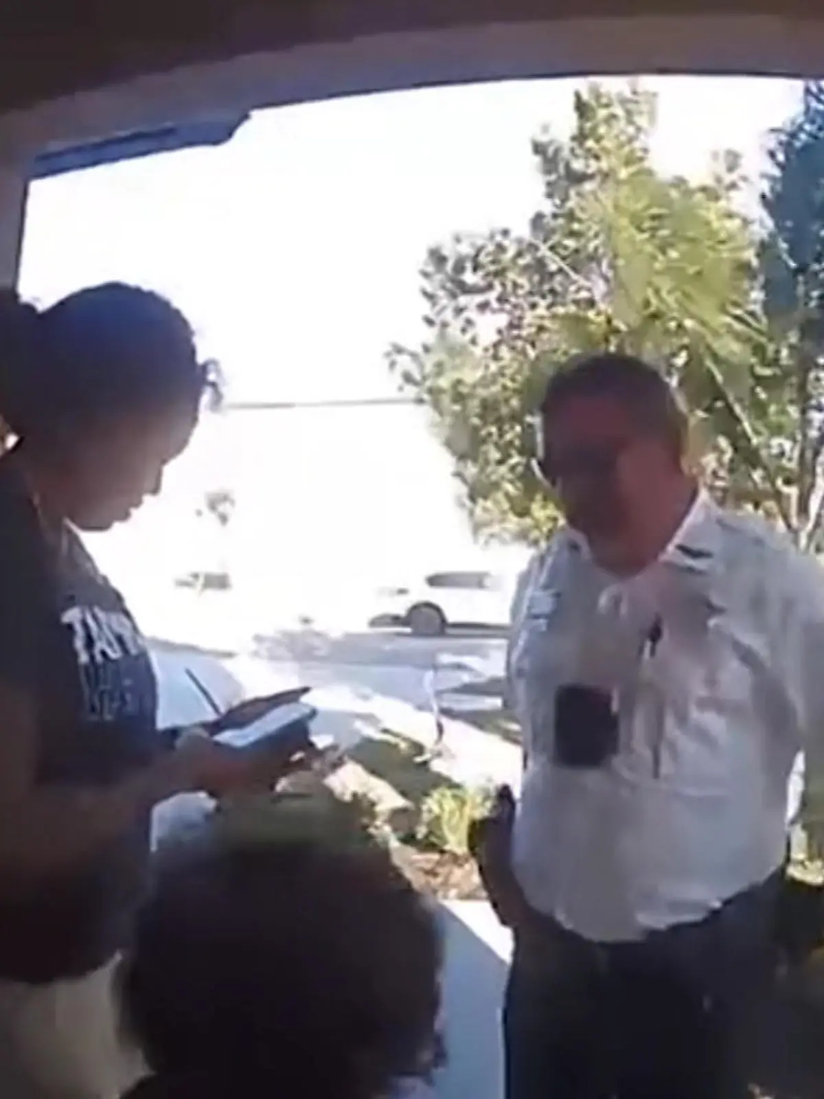 In Florida staunt eine Mutter nicht schlecht, als plötzlich die Polizei bei ihr vor der Tür steht. Sie ahnt, wer die 911 gewählt hat – ihr Sohn. Aber einen Notfall gibt es nicht. Warum das Kind die Polizei gerufen hat und wie der Officer reagiert, sehen Sie im Video