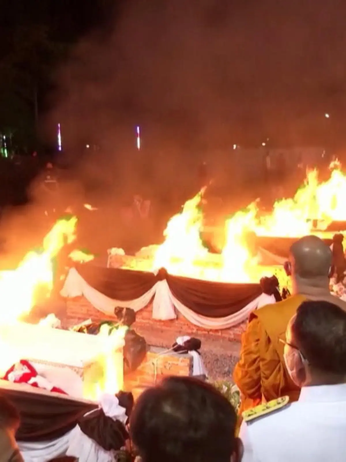 Nach dem schrecklichen Massaker in Thailand nehmen die Angehörigen nun Abschied von den Opfern. Dabei werden die Seelen der verstorbenen "in den Himmel geschickt".