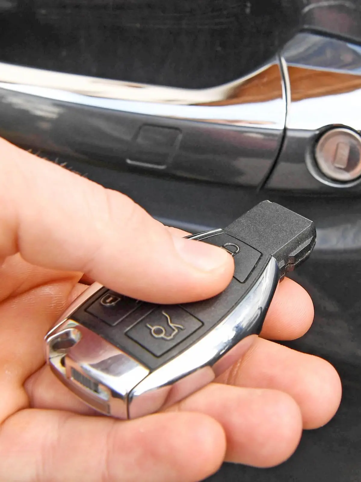 Der Keyless Go Schlüssel eines Geländewagens.