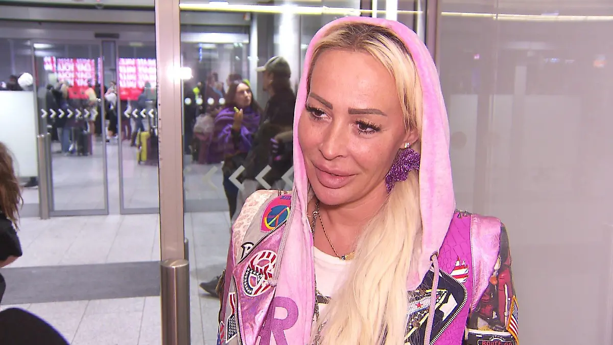 Cora Schumacher bei ihrer Ankunft am Frankfurter Flughafen.