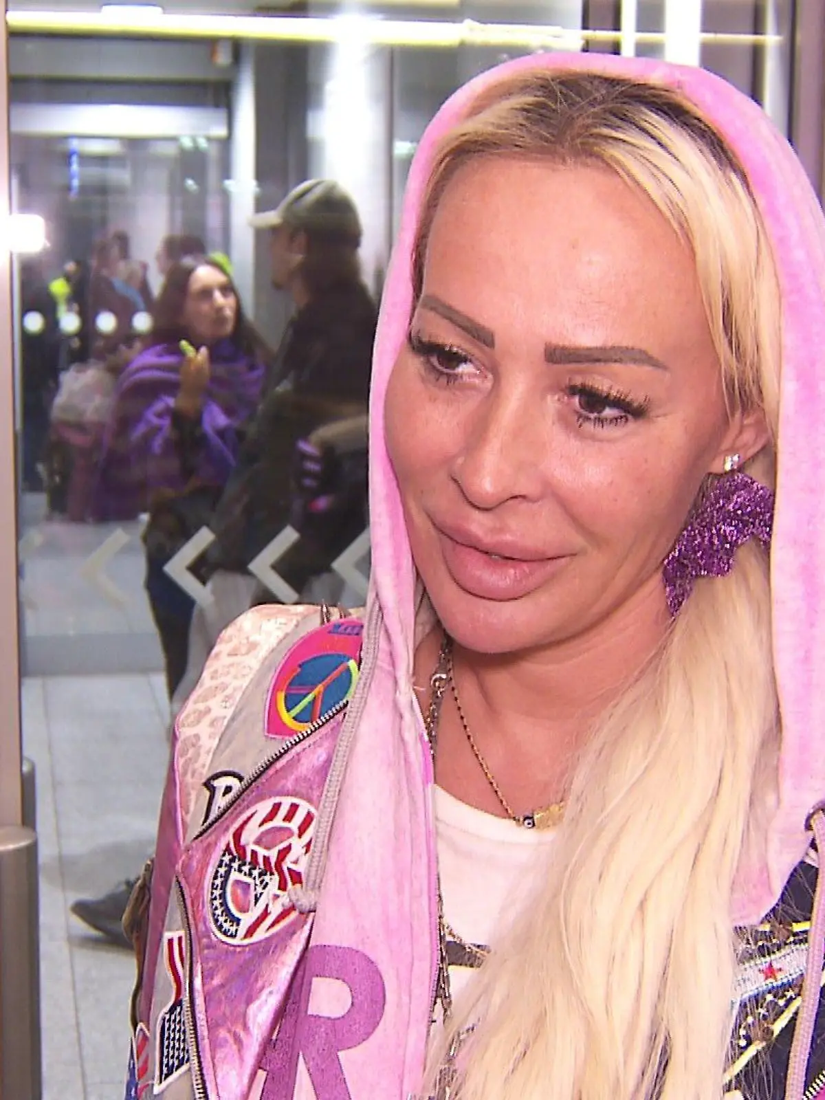 Cora Schumacher bei ihrer Ankunft am Frankfurter Flughafen.