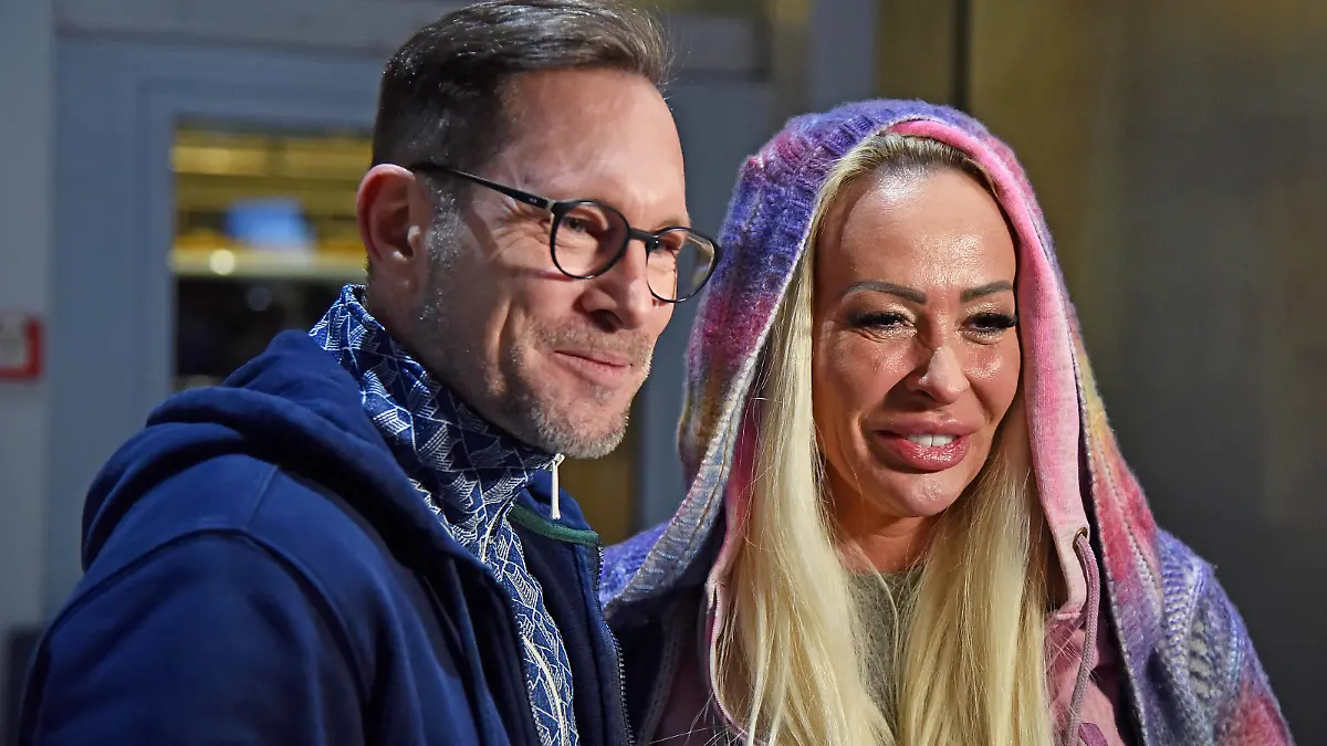 Cora Schumacher mit ihrem besten Freund Jörg Kunze - Abflug der Kandidaten nach Australien zur RTL TV-Show ICH BIN EIN STAR - HOLT MICH HIER RAUS am Frankfurt am Main International Airport am 09.01.2024 *** Cora Schumacher with her best friend Jörg Kunze Departure of the candidates to Australia for the RTL TV show ICH BIN EIN STAR HOLT MICH HIER RAUS at Frankfurt am Main International Airport on 09 01 2024