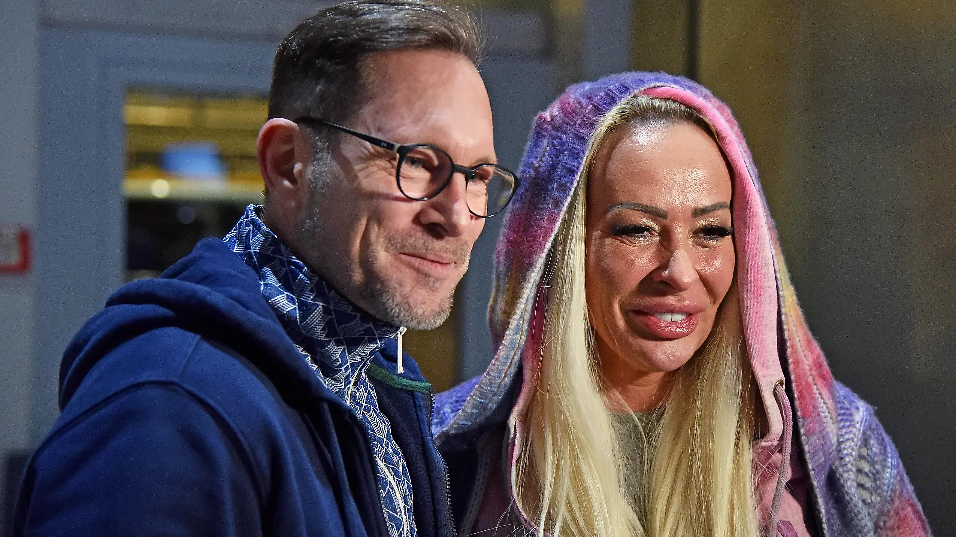 Cora Schumacher mit ihrem besten Freund Jörg Kunze - Abflug der Kandidaten nach Australien zur RTL TV-Show ICH BIN EIN STAR - HOLT MICH HIER RAUS am Frankfurt am Main International Airport am 09.01.2024 *** Cora Schumacher with her best friend Jörg Kunze Departure of the candidates to Australia for the RTL TV show ICH BIN EIN STAR HOLT MICH HIER RAUS at Frankfurt am Main International Airport on 09 01 2024