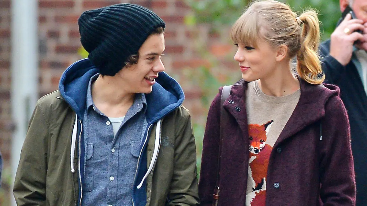 **ROUND-UP OF THE BEST PICS OF 2012** Taylor Swift and Harry Styles debut their new relationship with an adorable date to the Central Park Zoo 87773, NEW YORK, NEW YORK - Sunday December 2, 2012. Pop singers Taylor Swift and Harry Styles show off their new relationship with a date to the Central Park Zoo in New York City where the bundled up couple stepped out with harry s stylist friend Lou Teasdale, her fiance Tom and their little daughter Lux. Rumors of a relationship have been swirling since Swift s recent split with boyfriend Connor Kennedy. **FEE MUST BE AGREED PRIOR TO USAGE** **E-TABLET/IPAD & MOBILE PHONE APP PUBLISHING REQUIRES ADDITIONAL FEES**, Credit:PacificCoastNews.com / Avalon USA, New York City PUBLICATIONxNOTxINxUKxFRAxUSA Copyright: xPacificCoastNews.comx/xAvalonx 0527481570
