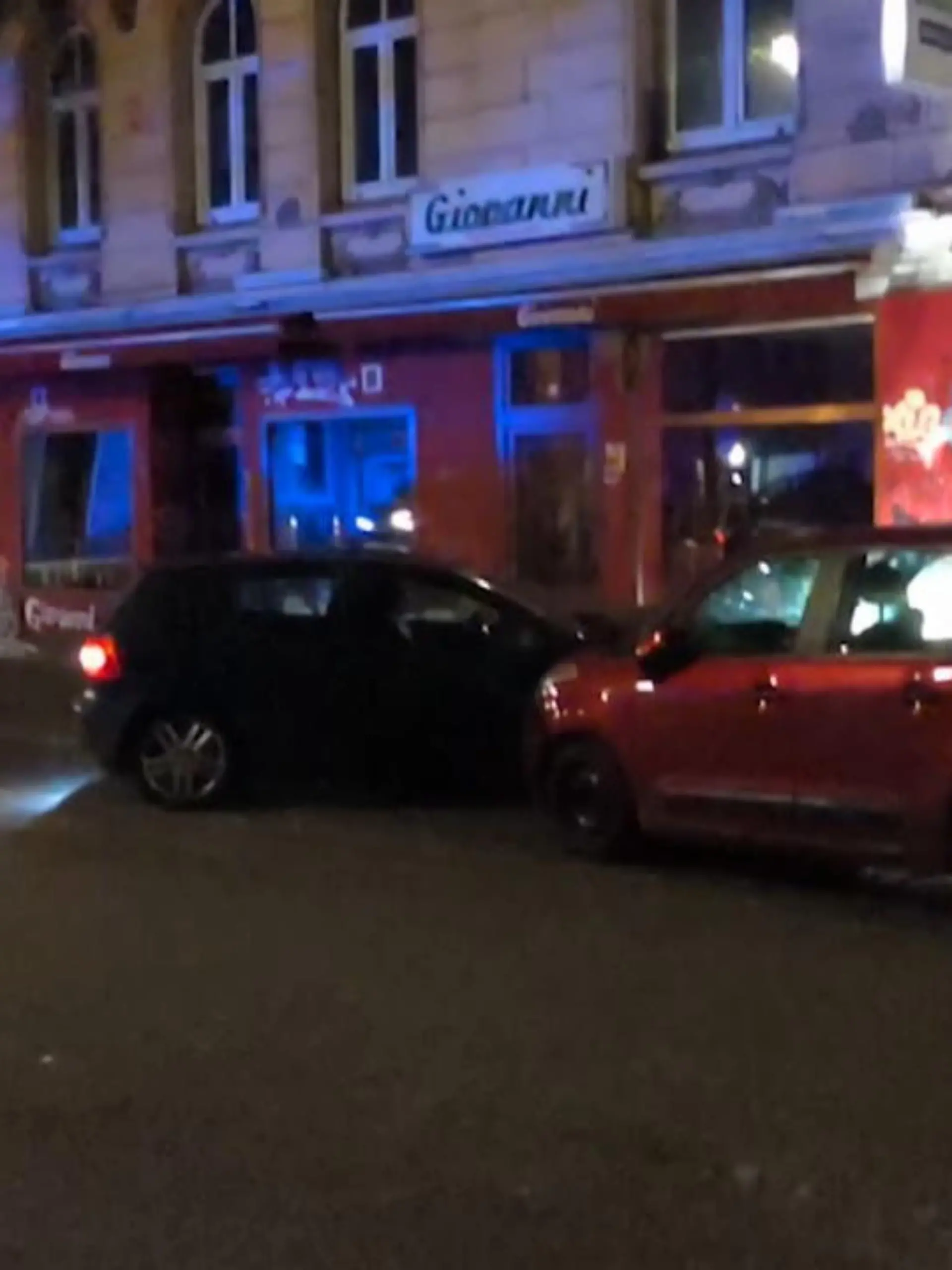 Was sonst eher einem Action-Film zu sehen ist, wurde zur Realität am frühen Samstagmorgen (08. Oktober 2022) auf St. Pauli. Ein Autofahrer lieferte sich eine Verfolgungsjagd mit der Polizei, die mit einem heftigen Crash direkt vor einer Kameralinse endete. Den Crash und wie es nach der Festnahme weiterging, sehen Sie im Video.