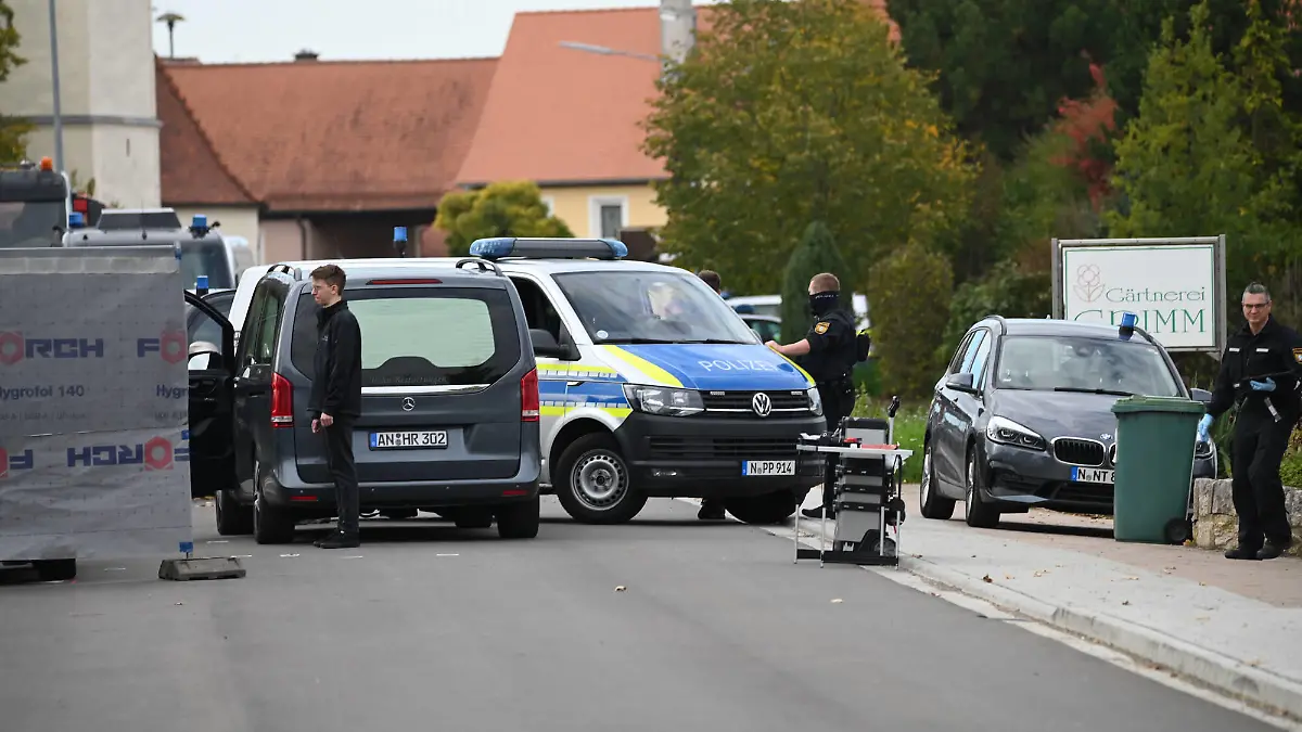  Tötungsdelikt in Bayern, 10.10.2022, Bayern, Weiltingen: Einsatzkräfte, darunter SEK-Beamte, stehen nach einem Tötungsdelikt im Markt Weiltingen im Landkreis Ansbach. Ein Mann hatte aus einem Auto einen anderen Mann durch eine Schusswaffe tödlich verletzt. Großfahndungsmaßnahmen führten zum Auffinden des Täters. Weiltingen Bayern Deutschland Weiltingen *** Homicide in Bavaria, 10 10 2022, Bavaria, Weiltingen task forces, including SEK officers, stand after a homicide in the market Weiltingen in the district of Ansbach A man had from a car another man fatally injured by a firearm Major search measures led to the finding of the perpetrator Weiltingen Bavaria Germany Weiltingen Copyright: x xonw-imagesx/xMariusxBullingx