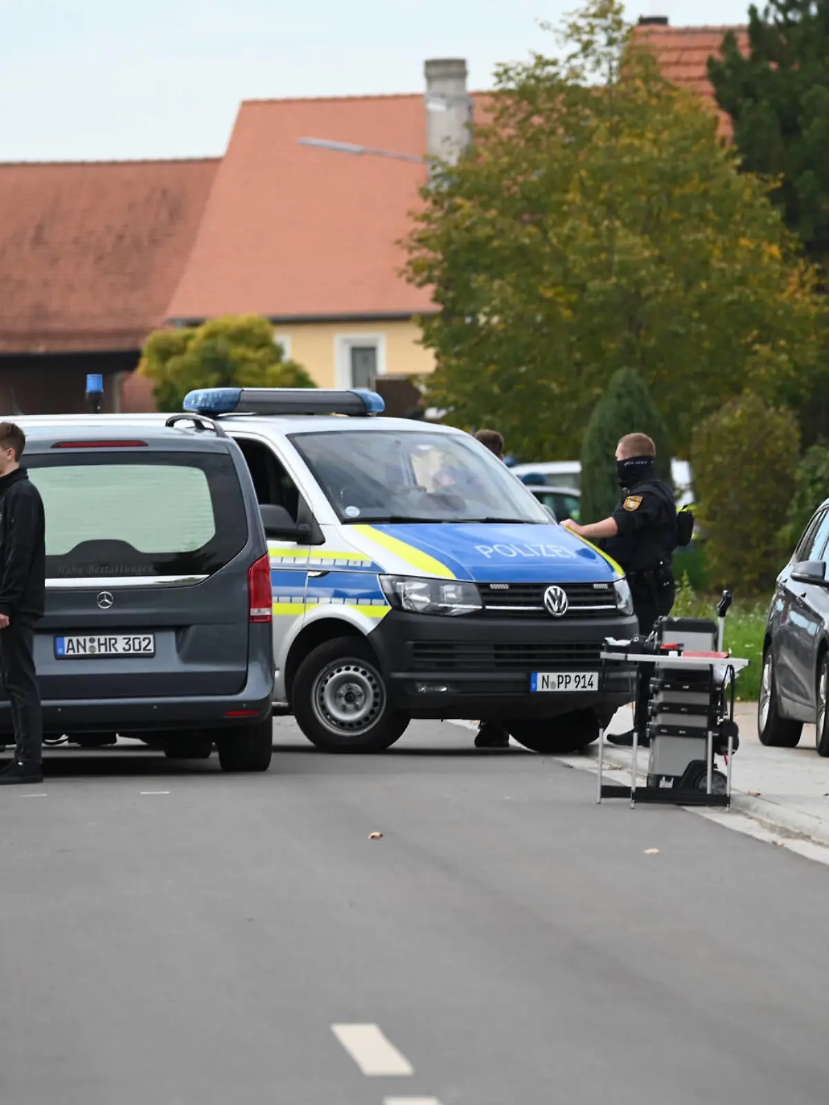  Tötungsdelikt in Bayern, 10.10.2022, Bayern, Weiltingen: Einsatzkräfte, darunter SEK-Beamte, stehen nach einem Tötungsdelikt im Markt Weiltingen im Landkreis Ansbach. Ein Mann hatte aus einem Auto einen anderen Mann durch eine Schusswaffe tödlich verletzt. Großfahndungsmaßnahmen führten zum Auffinden des Täters. Weiltingen Bayern Deutschland Weiltingen *** Homicide in Bavaria, 10 10 2022, Bavaria, Weiltingen task forces, including SEK officers, stand after a homicide in the market Weiltingen in the district of Ansbach A man had from a car another man fatally injured by a firearm Major search measures led to the finding of the perpetrator Weiltingen Bavaria Germany Weiltingen Copyright: x xonw-imagesx/xMariusxBullingx