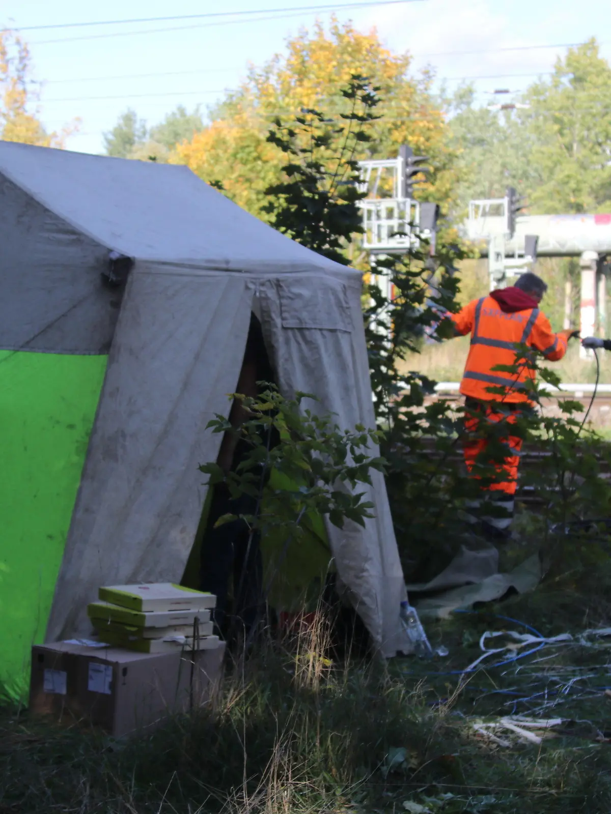 08.10.2022, Berlin: Arbeiter arbeiten an einer Schienenstrecke der Deutschen Bahn in der Nähe vom S-Bahnhof Hohenschönhausen an Kabeln. Die Bahn wurde Opfer eines gezielten Angriffs. Es handelt sich um Sabotage, das machten erst das Unternehmen selbst und wenig später auch Bundesverkehrsminister Wissing öffentlich. ACHTUNG: Es wurde bisher nicht von der Bahn oder der Polizei betätigt, dass die abgebildeten Arbeiten in Hohenschönhausen im Zusammenhang mit den Sabotageakten stehen. Foto: John Boutin/-/dpa +++ dpa-Bildfunk +++