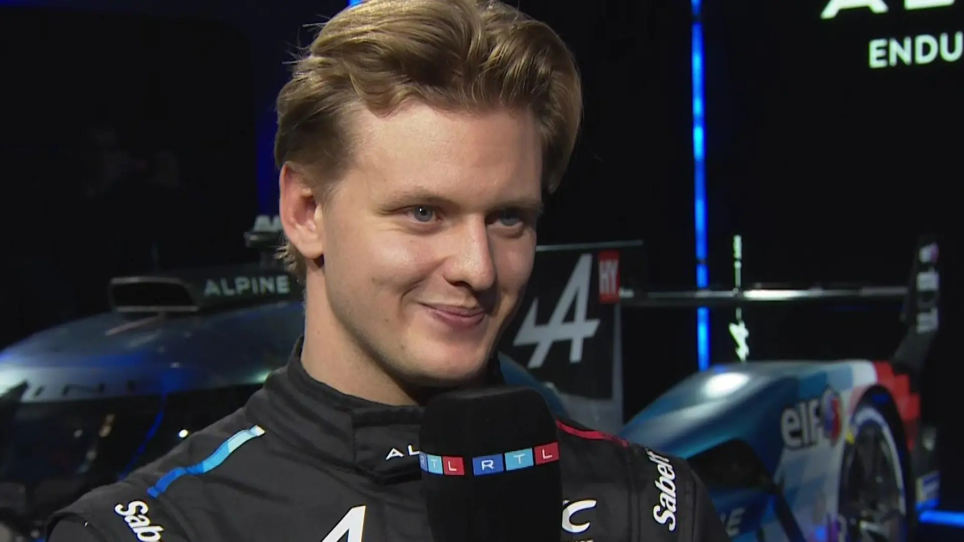 Mick Schumacher bei der Präsentation seines neuen Wagens vom Rennstall Alpine