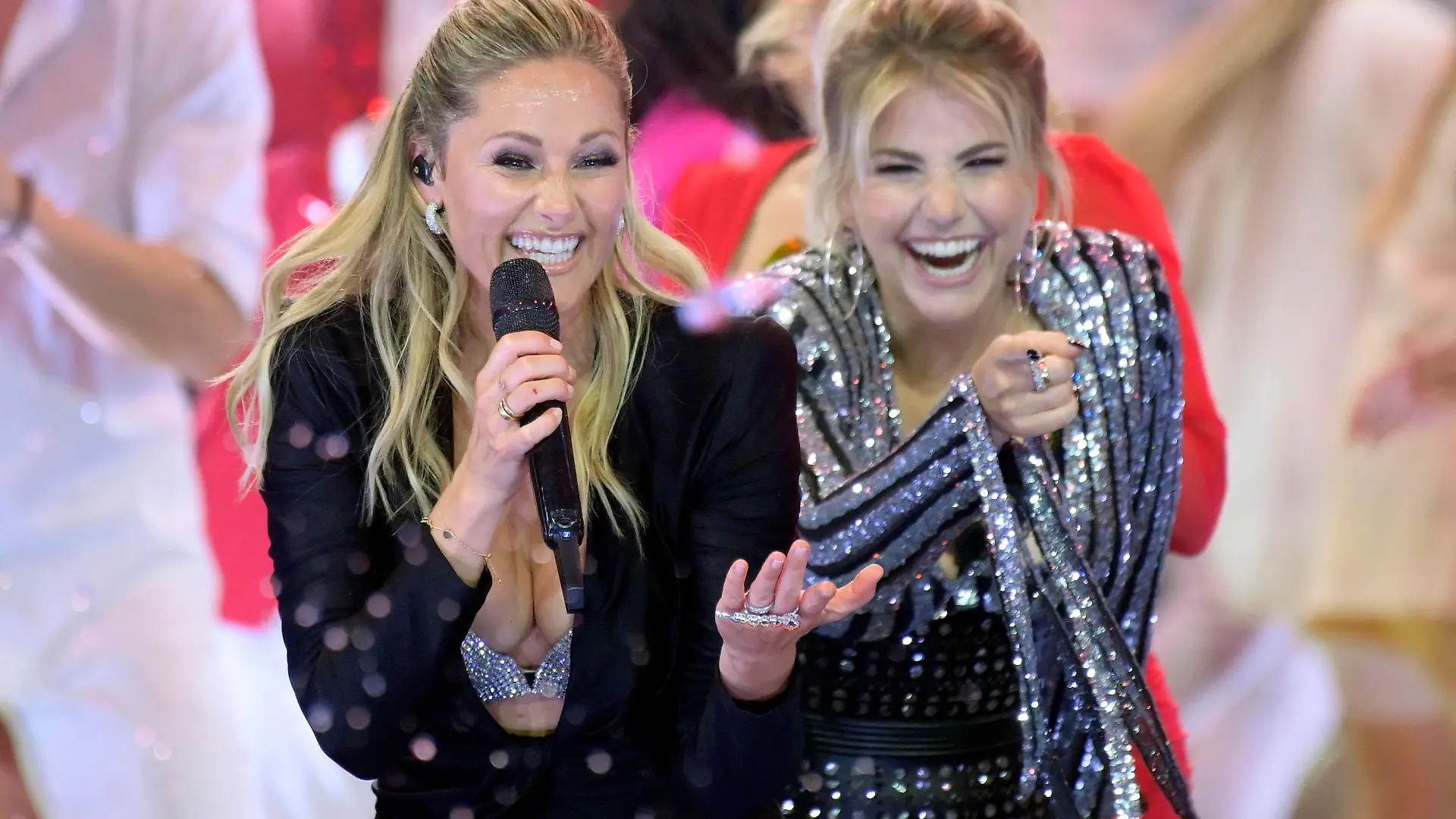 Helene Fischer und Beatrice Egli in der TV-Show Das große Schlagercomeback.2022 in der Glashalle der Leipziger Messe. Leipzig, 23.07.2022 *** Helene Fischer and Beatrice Egli in the TV show The great hit comeback 2022 in the glass hall of the Leipzig Fair Leipzig, 23 07 2022 Foto:xF.xKernx/xFuturexImage