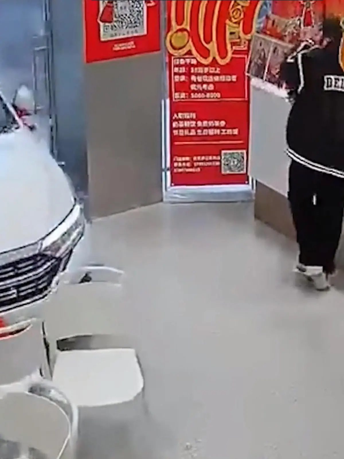 Ein Autofahrer verliert in China die Kontrolle über seinen Wagen. Vermutlich wollte er vor einem Teeladen parken - verwechselt dann aber nach einer Weile Gas und Bremse. Das Auto kracht durch den Eingang und kommt erst im Gastraum zum Stehen. Was für eine Bruchlandung...