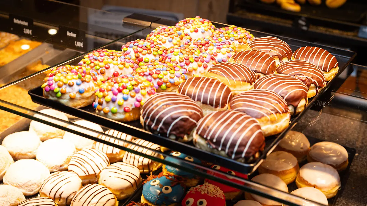 Deutschland 30. Dezember 2023: Im Bild: Berliner Pfannkuchen, Berliner, Krapfen ist ein Siedegebäck aus süßem Hefeteig mit einer Füllung in verschiedenen Variation, sie werden besonders gerne zu Silvester und Fasching, Karneval gegessen.