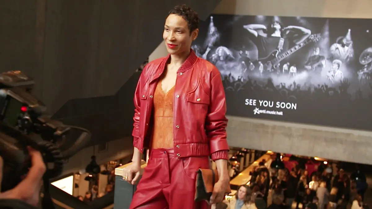 Annabelle Mandeng trägt Kilian Kerner bei der Berliner Fashionweek