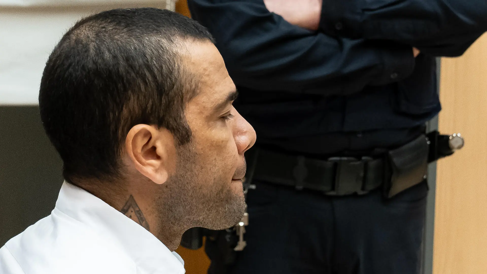 El exfutbolista Dani Alves durante un juicio en la Audiencia de Barcelona, a 5 de febrero de 2024, en Barcelona, Catalunya (España). Alves está acusado de agresión sexual a una chica en un baño de la discoteca Sutton de la capital catalana la noche del 30 al 31 de diciembre de 2022. Denunciado por la joven de 23 años, se sienta en el banquillo de la Audiencia de Barcelona y se enfrenta a una petición de cárcel de nueve años de la Fiscalía, que la defensa de la víctima eleva hasta los 12. Tras un año y 15 días en prisión preventiva en Brians, el brasileño llega después de haber cambiado hasta cinco veces de versión.
05 FEBRERO 2024;AUDIENCIA BARCELONA;AGRESIÓN SEXUAL;JUICIO;FUTBOLISTA;FB BARCELONA;ABUSOS;AGRESIÓN SEXUAL;PRISIÓN;JUICIO
EUROPA PRESS/D.Zorrakino. POOL / Europa Press
05/2/2024 / action press