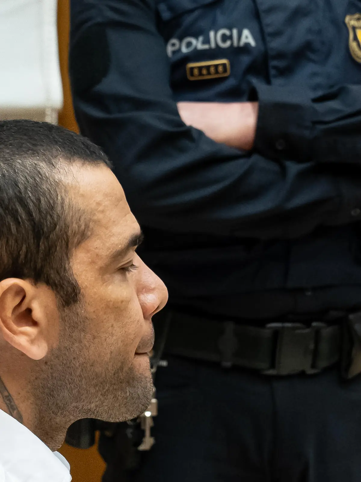 El exfutbolista Dani Alves durante un juicio en la Audiencia de Barcelona, a 5 de febrero de 2024, en Barcelona, Catalunya (España). Alves está acusado de agresión sexual a una chica en un baño de la discoteca Sutton de la capital catalana la noche del 30 al 31 de diciembre de 2022. Denunciado por la joven de 23 años, se sienta en el banquillo de la Audiencia de Barcelona y se enfrenta a una petición de cárcel de nueve años de la Fiscalía, que la defensa de la víctima eleva hasta los 12. Tras un año y 15 días en prisión preventiva en Brians, el brasileño llega después de haber cambiado hasta cinco veces de versión.
05 FEBRERO 2024;AUDIENCIA BARCELONA;AGRESIÓN SEXUAL;JUICIO;FUTBOLISTA;FB BARCELONA;ABUSOS;AGRESIÓN SEXUAL;PRISIÓN;JUICIO
EUROPA PRESS/D.Zorrakino. POOL / Europa Press
05/2/2024 / action press