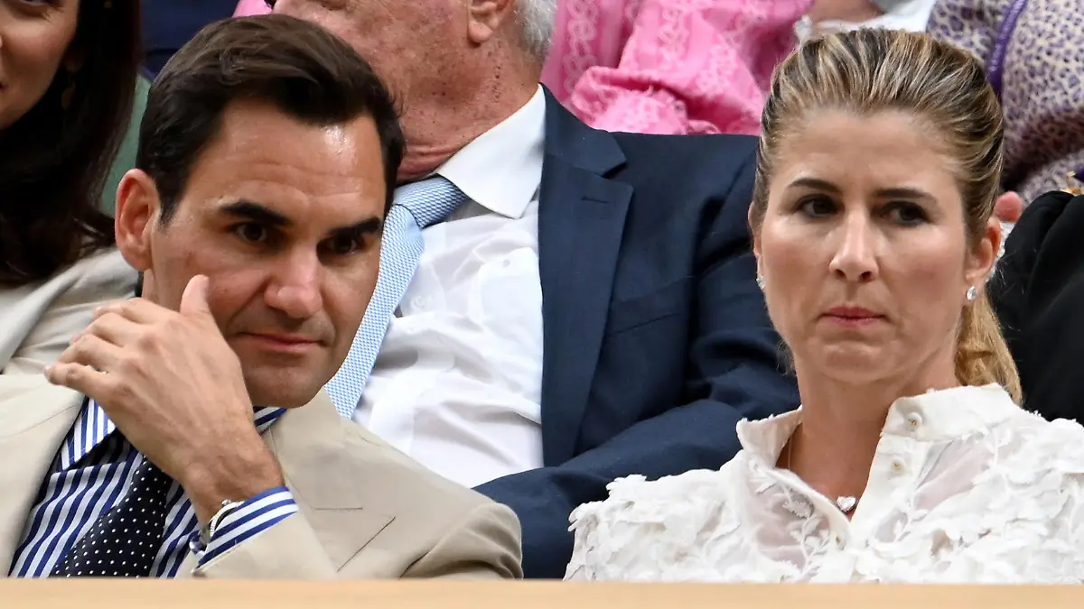 LONDON, ENGLAND - JULY 04: Former Wimbledon Champion, Roger Federer of Switzerland and his wife Mirka Federer react from the Royal Box following the Men's Singles first round match between Andy Murray of Great Britain and Ryan Peniston of Great Britain during day two of The Championships Wimbledon 2023 at All England Lawn Tennis and Croquet Club on July 04, 2023 in London, England. Stringer / Anadolu Agency