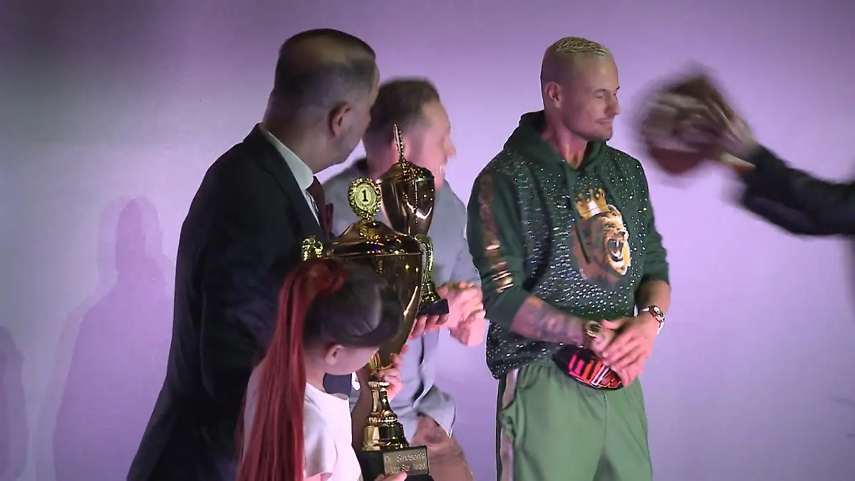 Diesen Angriff hat Eric Sindemann nicht kommen sehen ER steckt hinter der Torten-Attacke