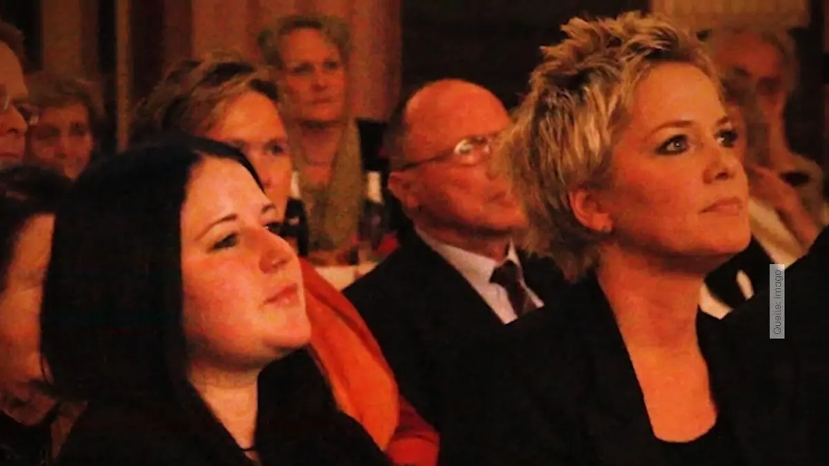 Anneli Bruch und "Bauer sucht Frau"-Moderatorin Inka Bause bei der "Goldenen Henne" 2022 in Leipzig.