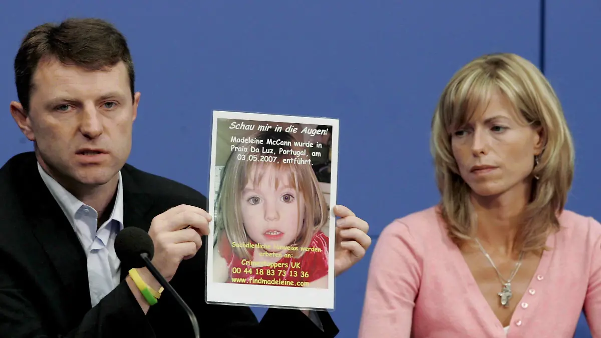 ARCHIV - Kate und Gerry McCann zeigen während einer Pressekonferenz in Berlin ein Bild ihrer Tochter Madeleine (Archivfoto vom 06.06.2007). Für große Aufregung sorgte jetzt die Entdeckung einer bislang nicht nur der Öffentlichkeit, sondern selbst den Eltern des Mädchens unbekannten, aber möglicherweise besonders wichtigen Zeugenaussage. Nur drei Tage nach dem Verschwinden der knapp vierjährigen Maddy am 3. Mai 2007 soll ein kleines Mädchen, das ihr äußerst ähnlich gewesen sei, eine Verkäuferin in Amsterdam um Hilfe gebeten haben. Foto: Soeren Stache (zu dpa-Korr. "Pleiten, Pech und Pannen bei der Polizei - Madeleine-Drama ohne Ende" vom 06.08.2008) +++(c) dpa - Bildfunk+++