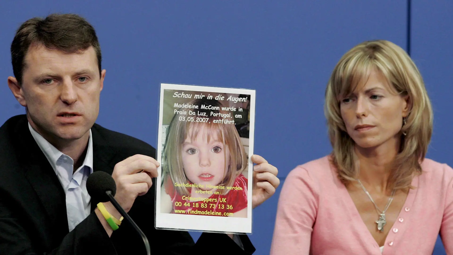 ARCHIV - Kate und Gerry McCann zeigen während einer Pressekonferenz in Berlin ein Bild ihrer Tochter Madeleine (Archivfoto vom 06.06.2007). Für große Aufregung sorgte jetzt die Entdeckung einer bislang nicht nur der Öffentlichkeit, sondern selbst den Eltern des Mädchens unbekannten, aber möglicherweise besonders wichtigen Zeugenaussage. Nur drei Tage nach dem Verschwinden der knapp vierjährigen Maddy am 3. Mai 2007 soll ein kleines Mädchen, das ihr äußerst ähnlich gewesen sei, eine Verkäuferin in Amsterdam um Hilfe gebeten haben. Foto: Soeren Stache (zu dpa-Korr. "Pleiten, Pech und Pannen bei der Polizei - Madeleine-Drama ohne Ende" vom 06.08.2008) +++(c) dpa - Bildfunk+++