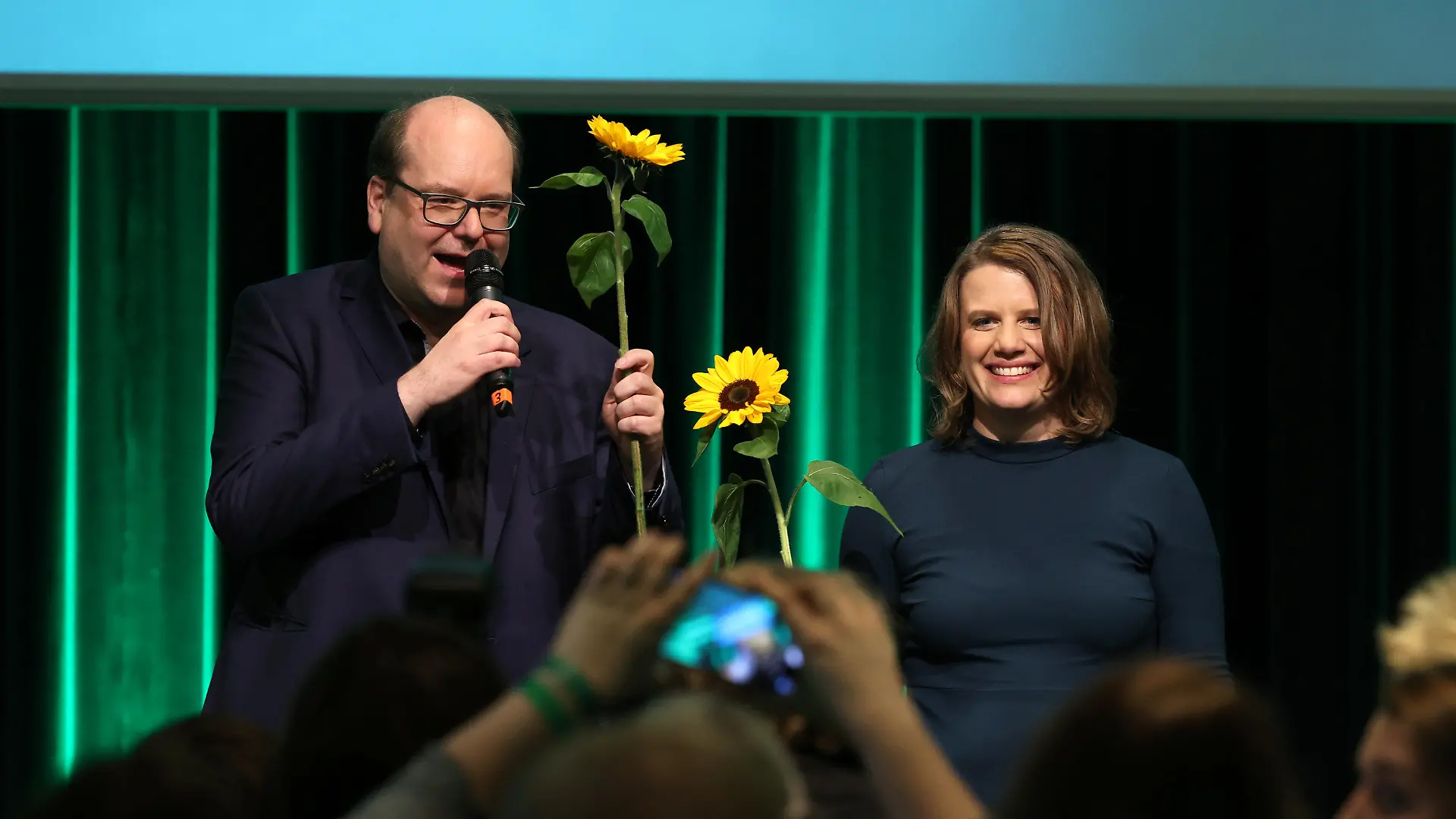 09.10.2022, Niedersachsen, Hannover: Christian Meyer und Julia Willie Hamburg, Spitzenkandidaten der Grünen bei der Landtagswahl, halten am Abend der Landtagswahl Sonnenblumen in ihren Händen im niedersächsischen Landtag. Foto: Friso Gentsch/dpa +++ dpa-Bildfunk +++