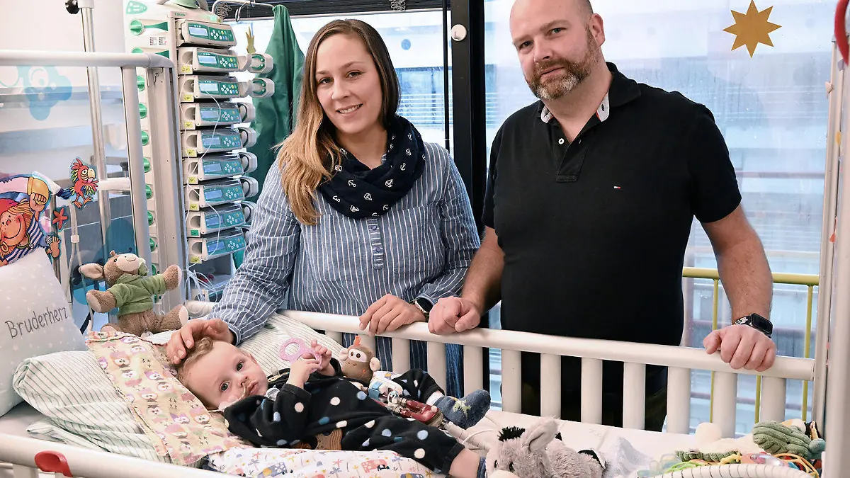 Sarah Kreutz und Christian Jentsch stehen an Theos Bett