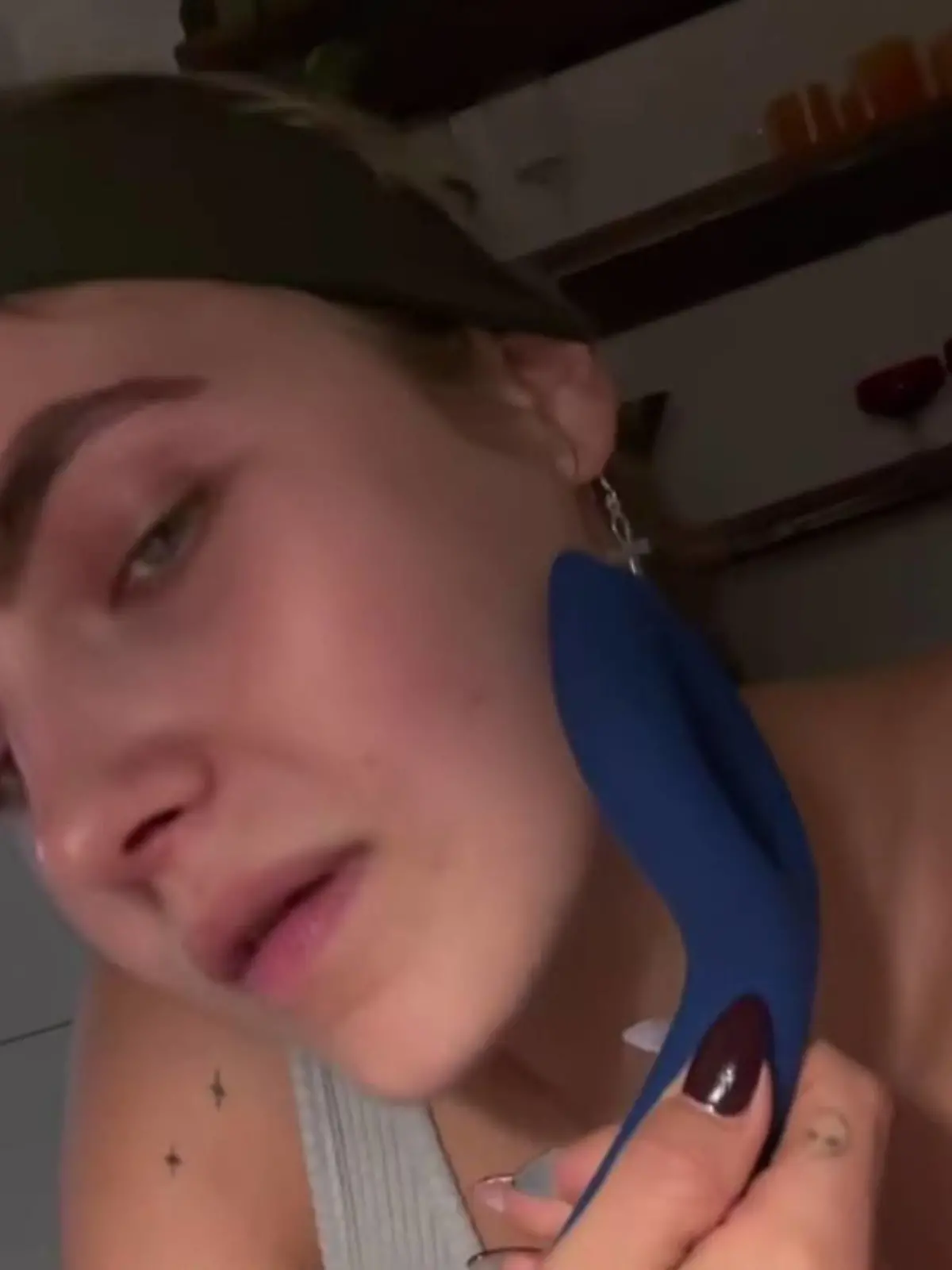 Bei Elena Carrière kommt der Vibrator auch im Gesicht zum Einsatz.