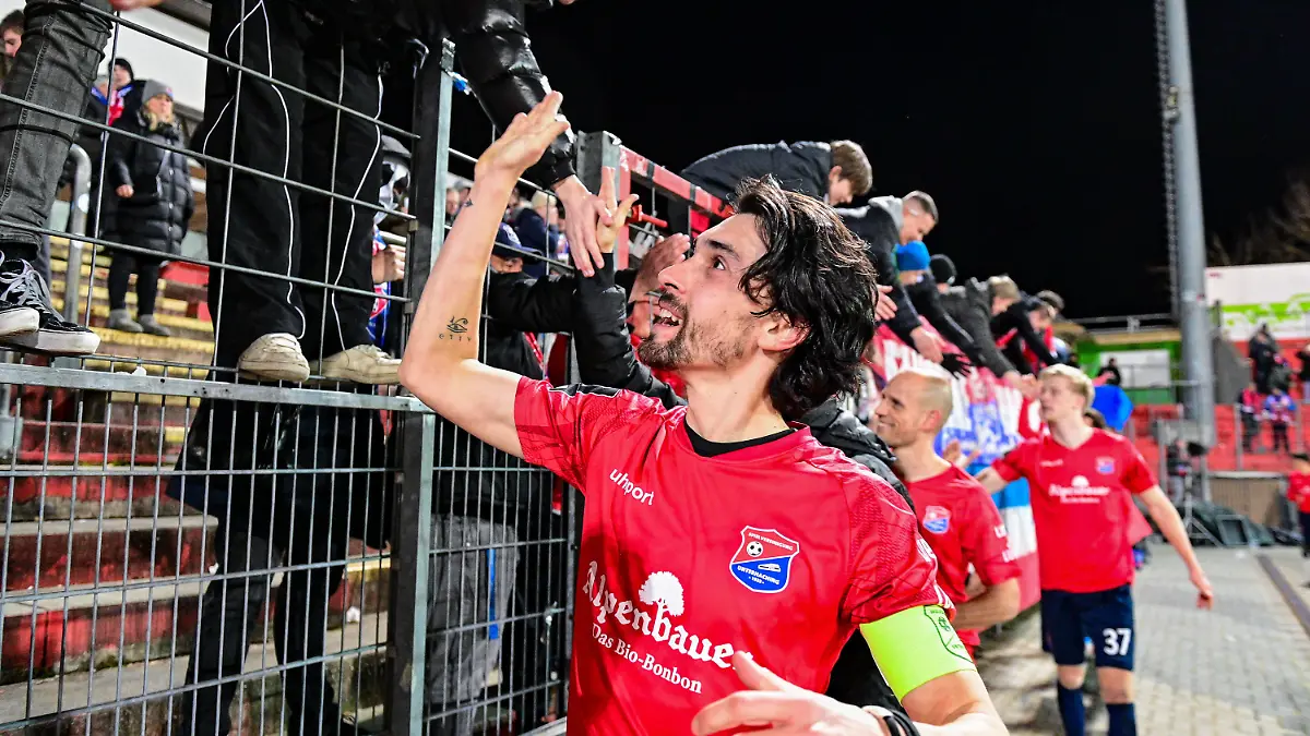 Markus Schwabl Unterhaching, 23 bedankt sich bei den Fans, bedanken, Dank, Feiern, optimistisch, 07.02.2024, Unterhaching Deutschland, Fussball, 3. Liga, SpVgg Unterhaching - Hallescher FC, DFB/DFL REGULATIONS PROHIBIT ANY USE OF PHOTOGRAPHS AS IMAGE SEQUENCES AND/OR QUASI-VIDEO. *** Markus Schwabl Unterhaching, 23 thanks the fans, thanks, thanks, celebrations, optimistic, 07 02 2024, Unterhaching Germany , Football, 3 Liga, SpVgg Unterhaching Hallescher FC, DFB DFL REGULATIONS PROHIBIT ANY USE OF PHOTOGRAPHS AS IMAGE SEQUENCES AND OR QUASI VIDEO xslx