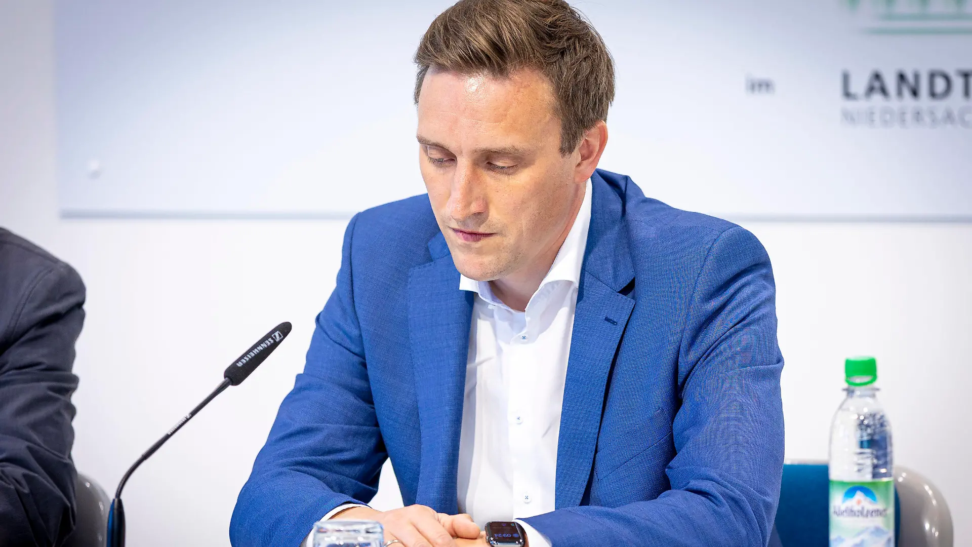 10.10.2022, Niedersachsen, Hannover: Sebastian Lechner, Generalsekretär der CDU Niedersachsen, gibt ein Statement zum Wahlausgang der Landtagswahl in Niedersachsen ab. Foto: Moritz Frankenberg/dpa +++ dpa-Bildfunk +++