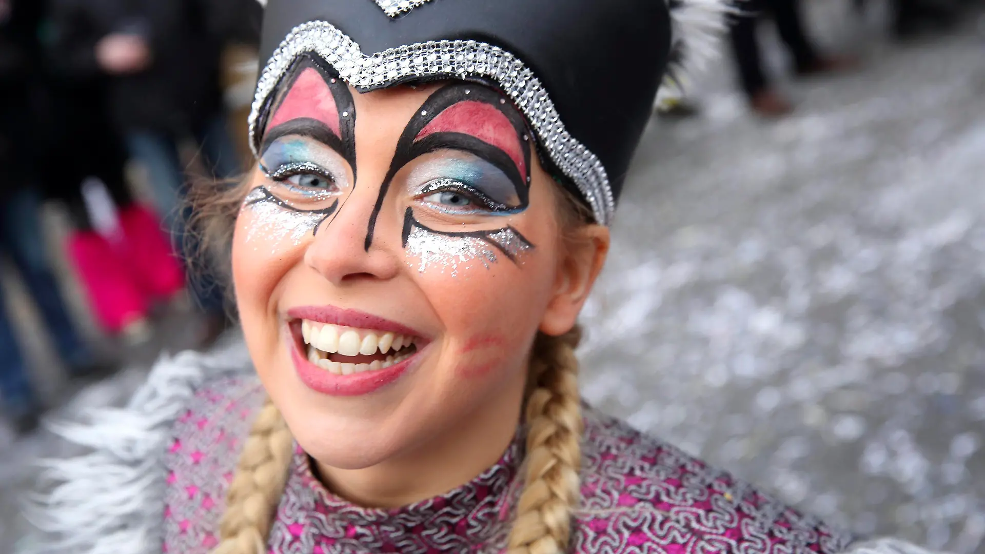 Thueringer Karneval in Wasungen am 25.02.2017 Wasungen (Thueringen): Großer historischer Festumzug am Samstag vor Rosenmontag in der Thueringschen Kleinstadt an der Werra. Der bunte Karnevalsumzug mit ca. 90 Motivgruppen zieht zum 482. Mal durch die geschmueckte Altstadt. Tausende Schaulustige verfolgen das Spektakel vom Straßenrand aus bis in die spaeten Abendstunden.