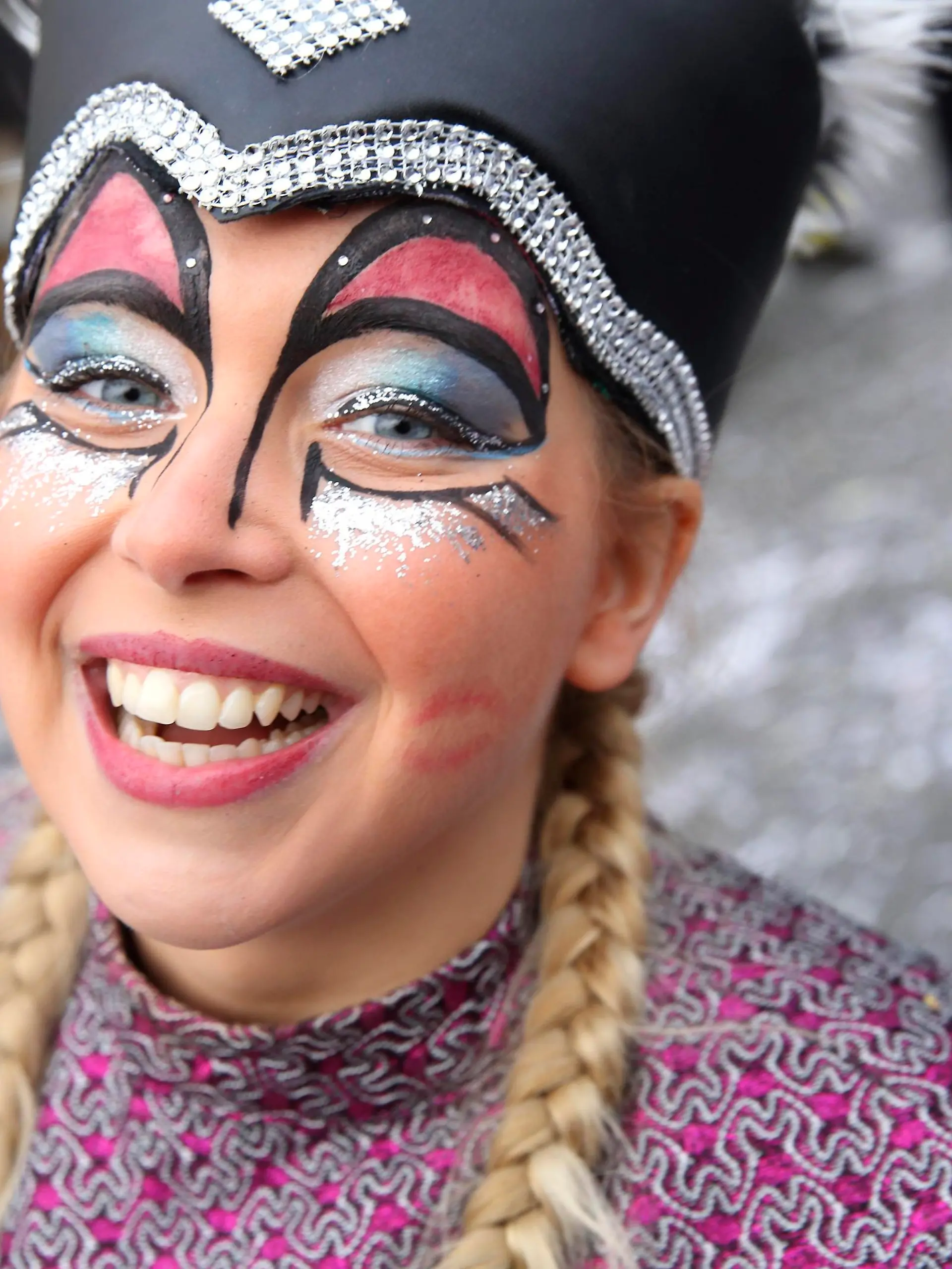 Thueringer Karneval in Wasungen am 25.02.2017 Wasungen (Thueringen): Großer historischer Festumzug am Samstag vor Rosenmontag in der Thueringschen Kleinstadt an der Werra. Der bunte Karnevalsumzug mit ca. 90 Motivgruppen zieht zum 482. Mal durch die geschmueckte Altstadt. Tausende Schaulustige verfolgen das Spektakel vom Straßenrand aus bis in die spaeten Abendstunden.