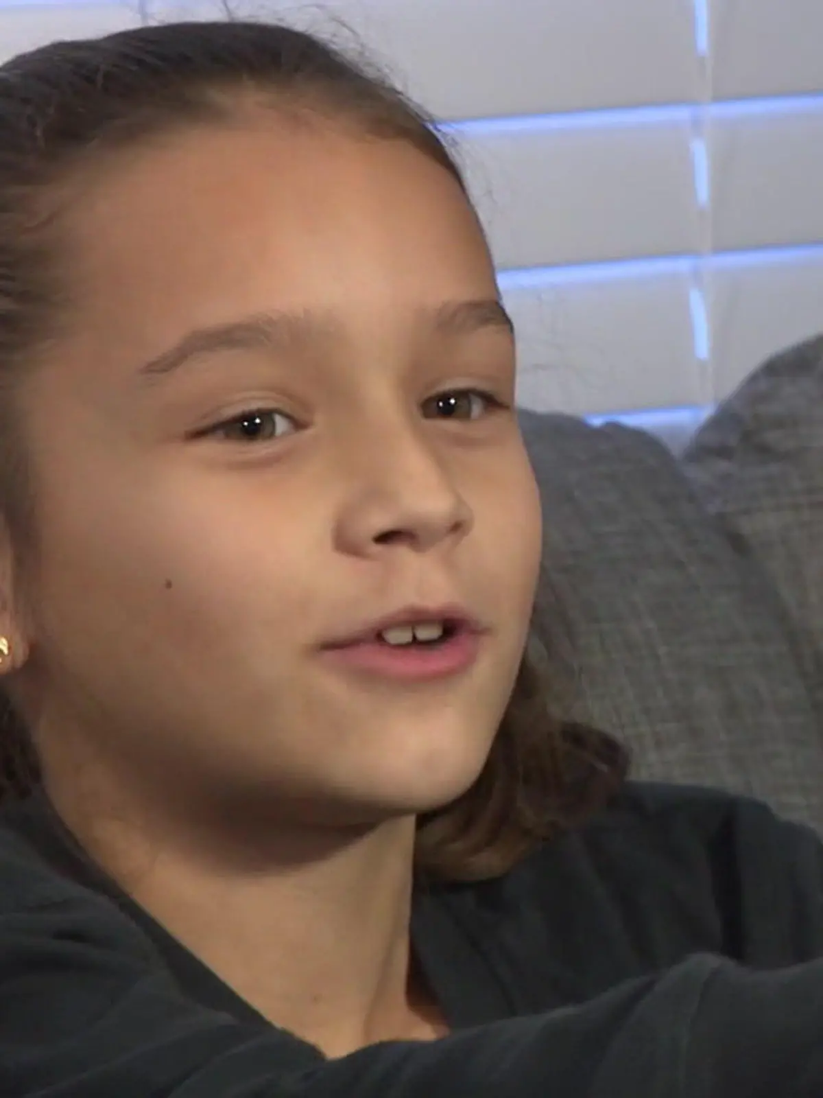 Nachdem Adam Jorgenson mit seinen Töchtern Charley (8) und Autumn (2) durch eine Waschanlage in Wisconsin (USA) gefahren ist, parkt er das Auto auf einem Parkplatz. Zwei Männer fragen ihn nach einer Wegbeschreibung, während ein dritter in das Auto der Familie springt und es klaut. Die beiden Mädchen sitzen auf der Rückbank. Nach einer kurzen Zeit fordert er Charley auf, das Auto zu verlassn. Doch die Achtjährige bleibt sitzen und lässt sich von dem Dieb nicht einschüchtern. Ob der Räuber letztlich geschnappt werden konnte, seht ihr im Video.