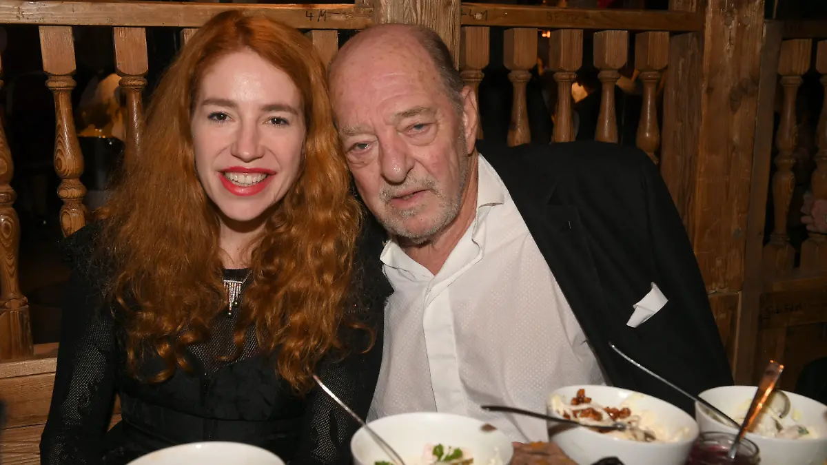 17.09.2022, Bayern, München: Der Musikproduzent Ralph Siegel und seine Laura Käfer feiern im Käferzelt beim Start des 187. Münchner Oktoberfests. Das Münchner Oktoberfest findet bis zum 3. Oktober auf der Theresienwiese statt. Foto: Felix Hörhager/dpa +++ dpa-Bildfunk +++