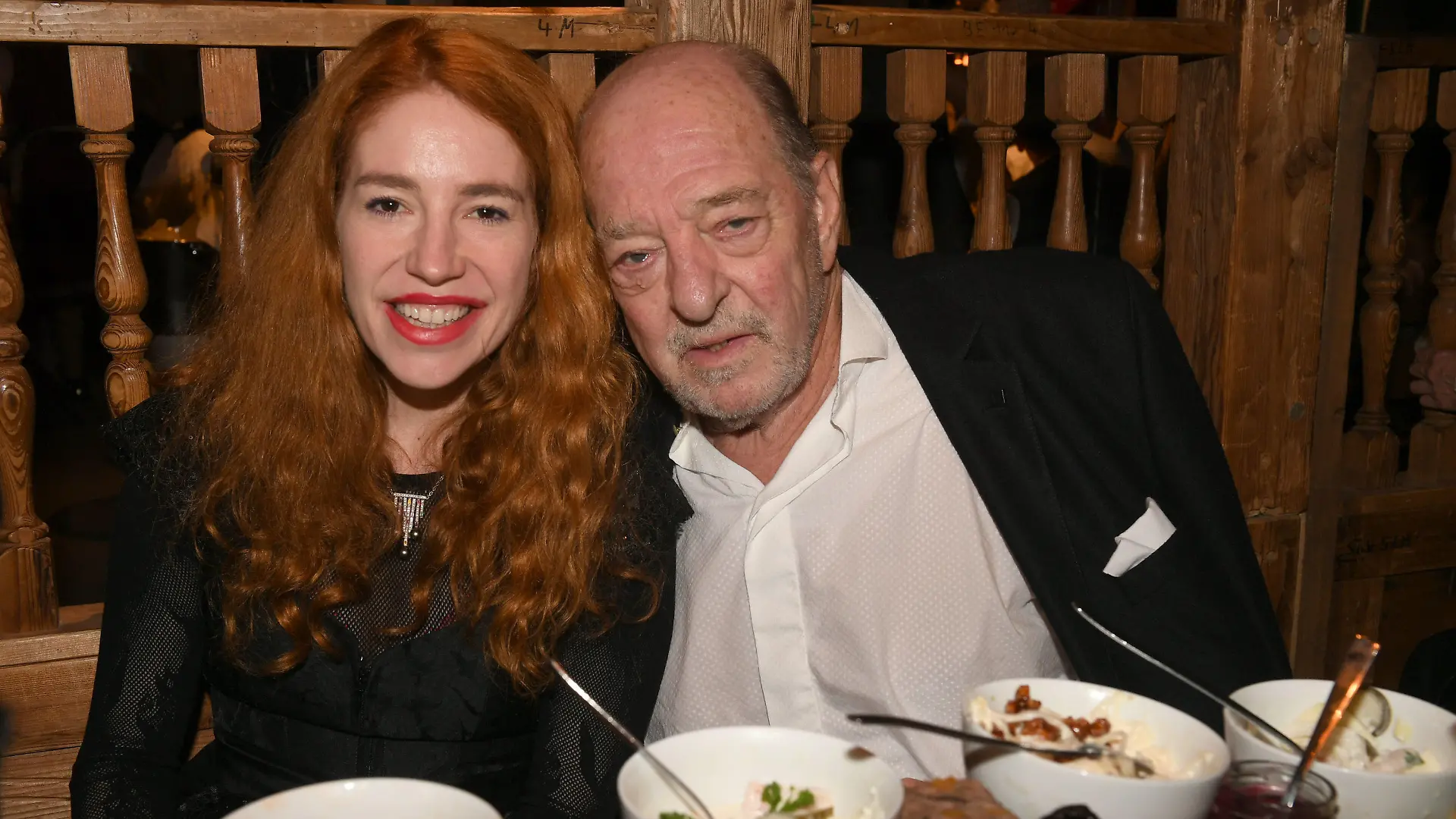 17.09.2022, Bayern, München: Der Musikproduzent Ralph Siegel und seine Laura Käfer feiern im Käferzelt beim Start des 187. Münchner Oktoberfests. Das Münchner Oktoberfest findet bis zum 3. Oktober auf der Theresienwiese statt. Foto: Felix Hörhager/dpa +++ dpa-Bildfunk +++