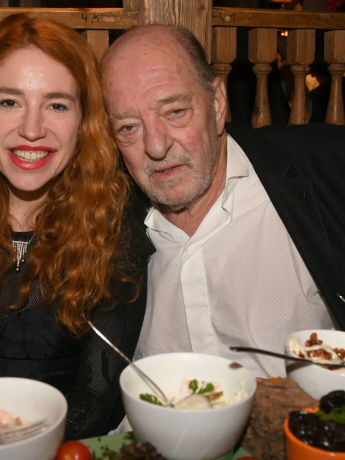 17.09.2022, Bayern, München: Der Musikproduzent Ralph Siegel und seine Laura Käfer feiern im Käferzelt beim Start des 187. Münchner Oktoberfests. Das Münchner Oktoberfest findet bis zum 3. Oktober auf der Theresienwiese statt. Foto: Felix Hörhager/dpa +++ dpa-Bildfunk +++