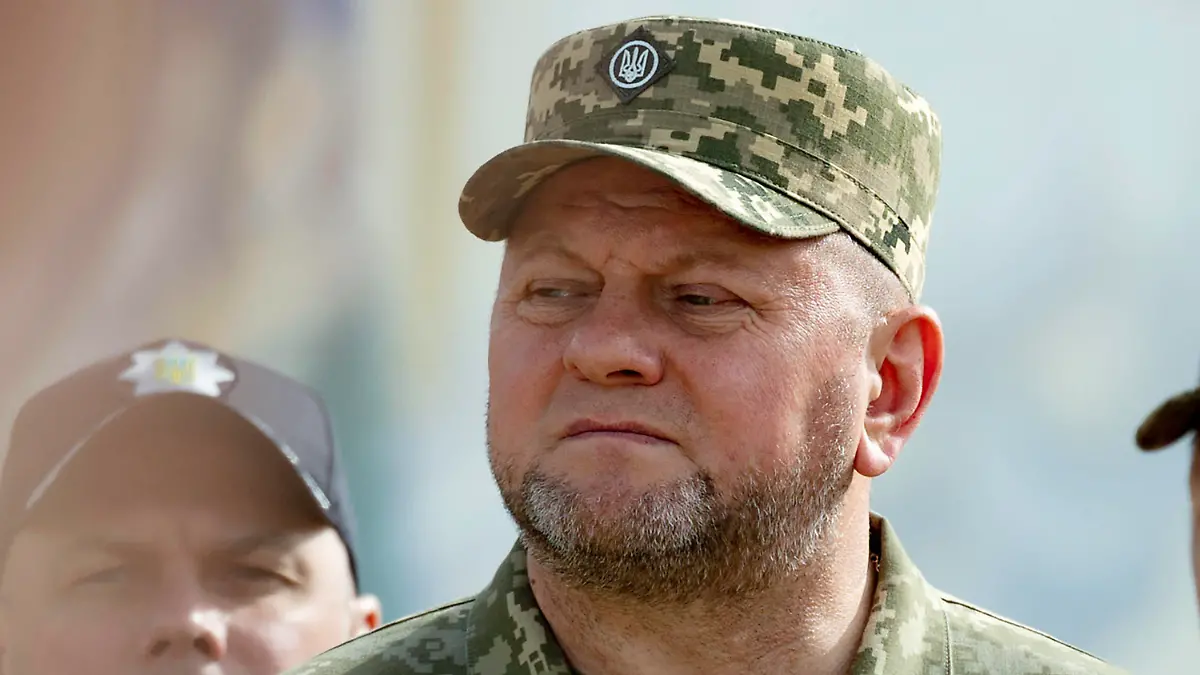 ARCHIV - 28.07.2023, Ukraine, Kiew: Dieses vom Pressebüro des ukrainischen Präsidenten zur Verfügung gestellte Foto zeigt Walerij Saluschnyj, Oberbefehlshaber der ukrainischen Streitkräfte, wie er an einer eine Veranstaltung zur Feier des Tages der Staatlichkeit auf dem Mykhailivska-Platz teilnimmt. Der Oberbefehlshaber der ukrainischen Streitkräfte, General Saluschnyj, ist von seinem Posten entbunden worden. Das teilte Präsident Selenskyj am Donnerstag in einer Videobotschaft mit. Zum Nachfolger sei Generaloberst Syrskyj ernannt worden. Foto: Uncredited/Ukrainian Presidential Press Office/AP/dpa - ACHTUNG: Nur zur redaktionellen Verwendung und nur mit vollständiger Nennung des vorstehenden Credits +++ dpa-Bildfunk +++