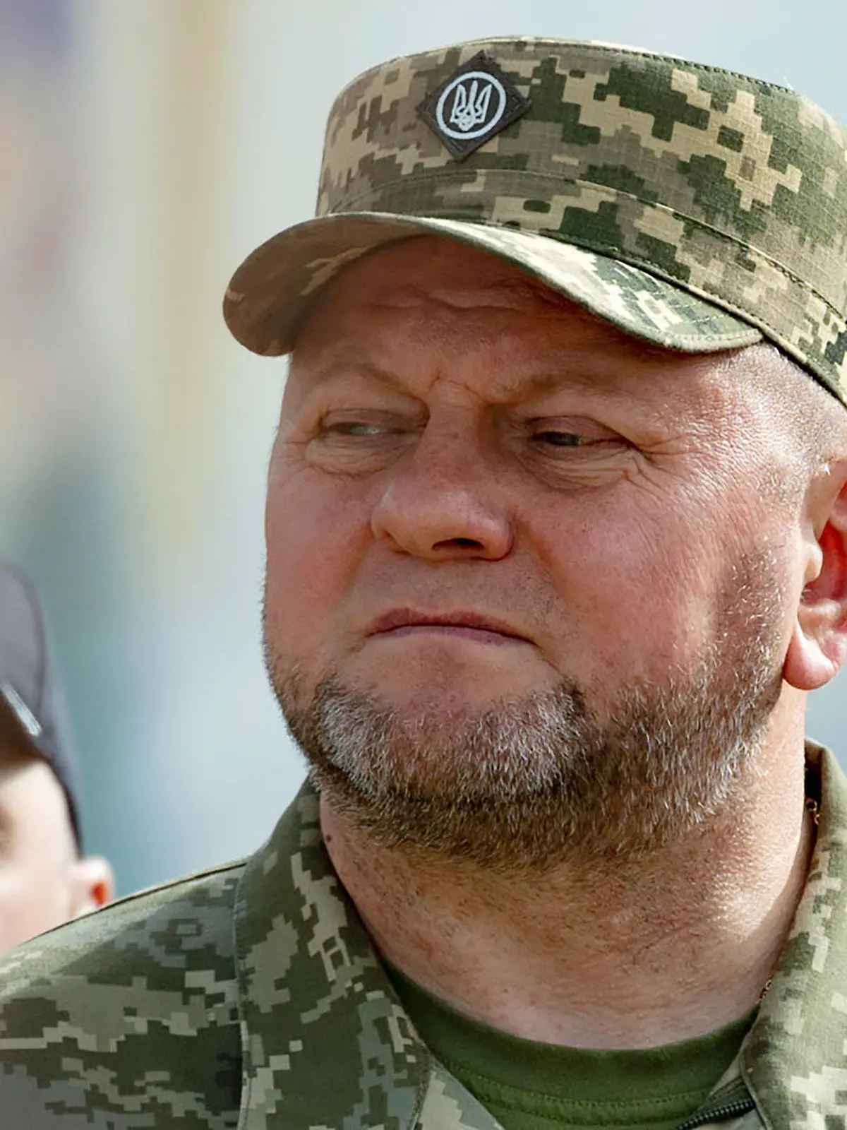 ARCHIV - 28.07.2023, Ukraine, Kiew: Dieses vom Pressebüro des ukrainischen Präsidenten zur Verfügung gestellte Foto zeigt Walerij Saluschnyj, Oberbefehlshaber der ukrainischen Streitkräfte, wie er an einer  eine Veranstaltung zur Feier des Tages der Staatlichkeit auf dem Mykhailivska-Platz  teilnimmt. Der Oberbefehlshaber der ukrainischen Streitkräfte, General Saluschnyj, ist von seinem Posten entbunden worden. Das teilte Präsident Selenskyj am Donnerstag in einer Videobotschaft mit. Zum Nachfolger sei Generaloberst Syrskyj ernannt worden. Foto: Uncredited/Ukrainian Presidential Press Office/AP/dpa - ACHTUNG: Nur zur redaktionellen Verwendung und nur mit vollständiger Nennung des vorstehenden Credits +++ dpa-Bildfunk +++
